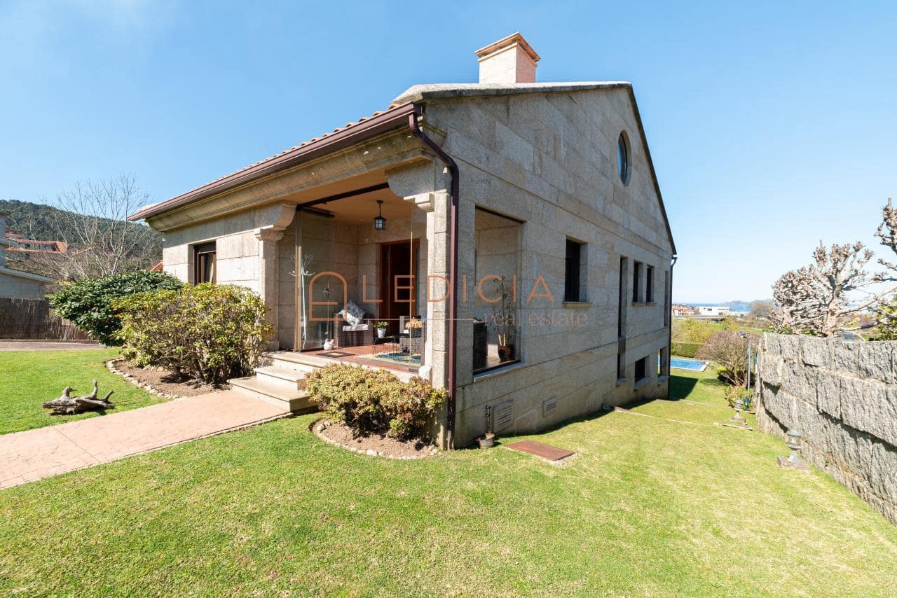 4 bedroom Villa for sale in Baiona with pool garage - € 685,000 (Ref: 9801379)