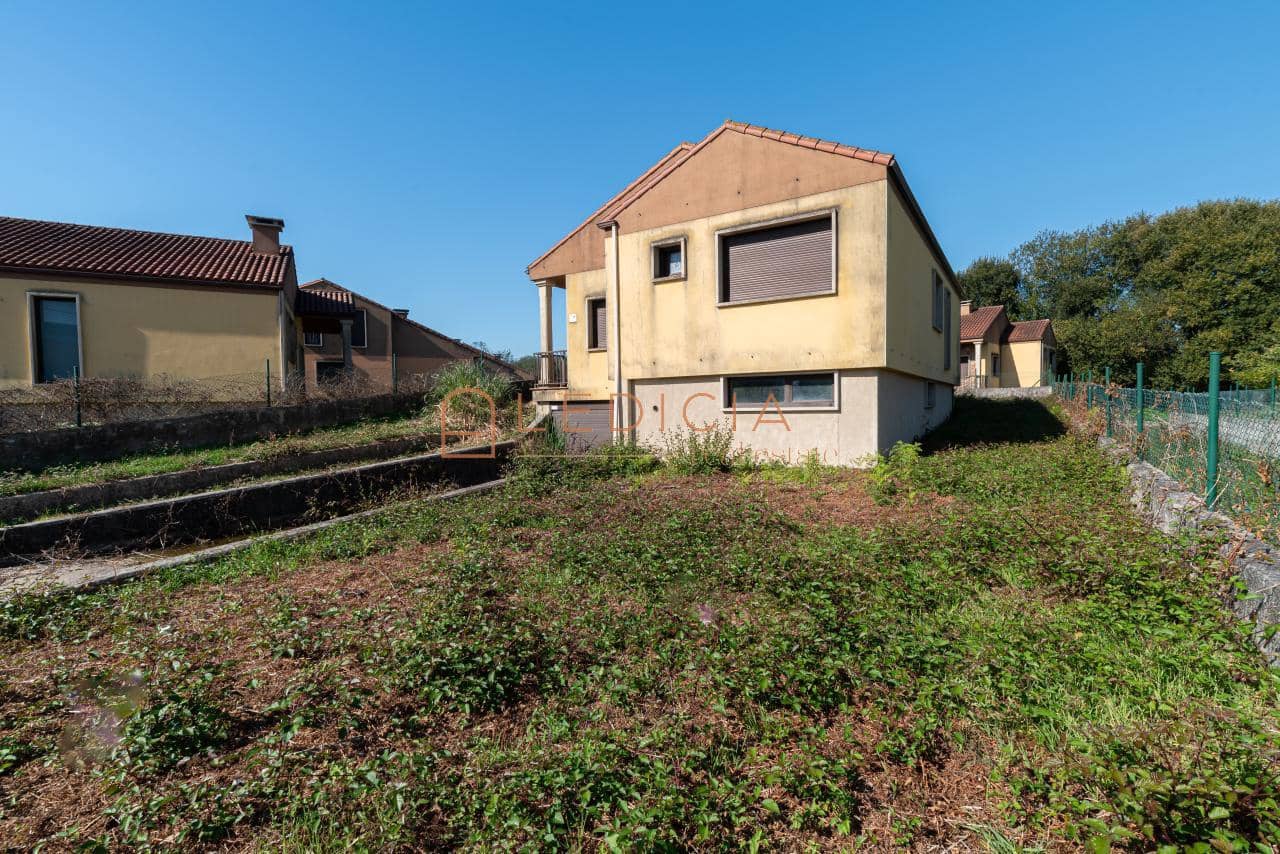 3 bedroom Villa for sale in Tomino with pool garage - € 315,000 (Ref: 9801380)