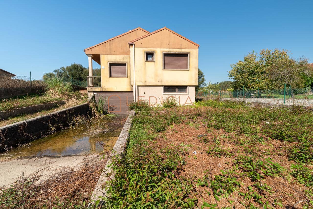 3 bedroom Villa for sale in Tomino with pool garage - € 315,000 (Ref: 9801380)