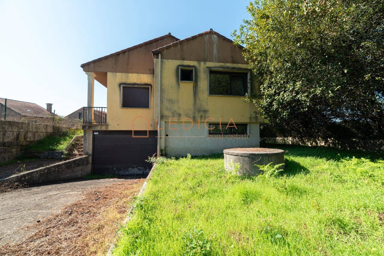 3 bedroom Villa for sale in Tomino with pool garage - € 315,000 (Ref: 9801380)