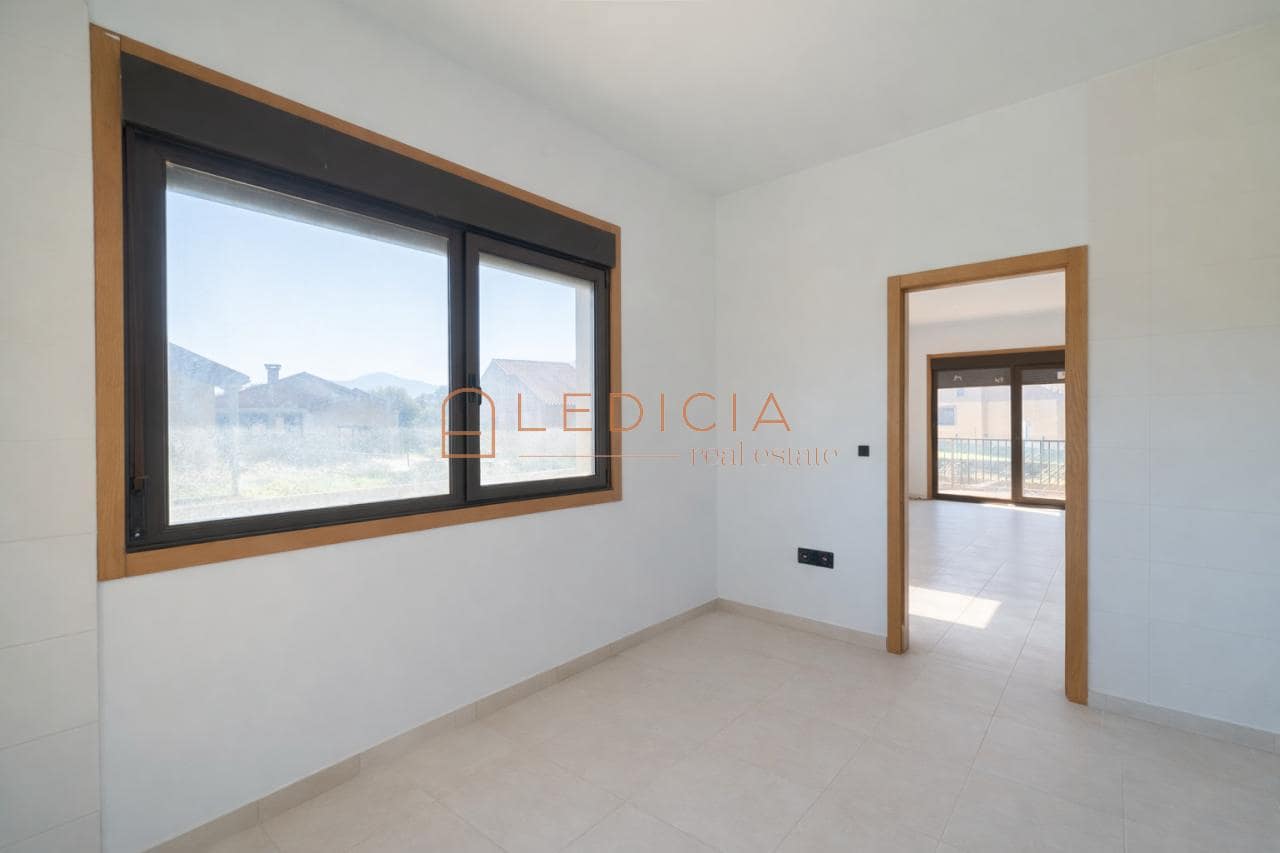 3 bedroom Villa for sale in Tomino with pool garage - € 280,000 (Ref: 9801380)