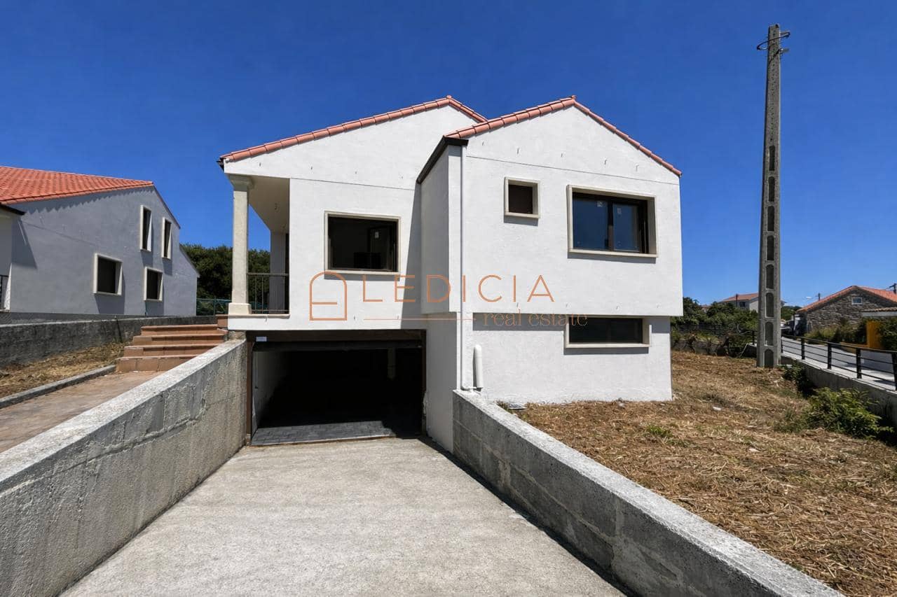 3 bedroom Villa for sale in Tomino with pool garage - € 280,000 (Ref: 9801380)