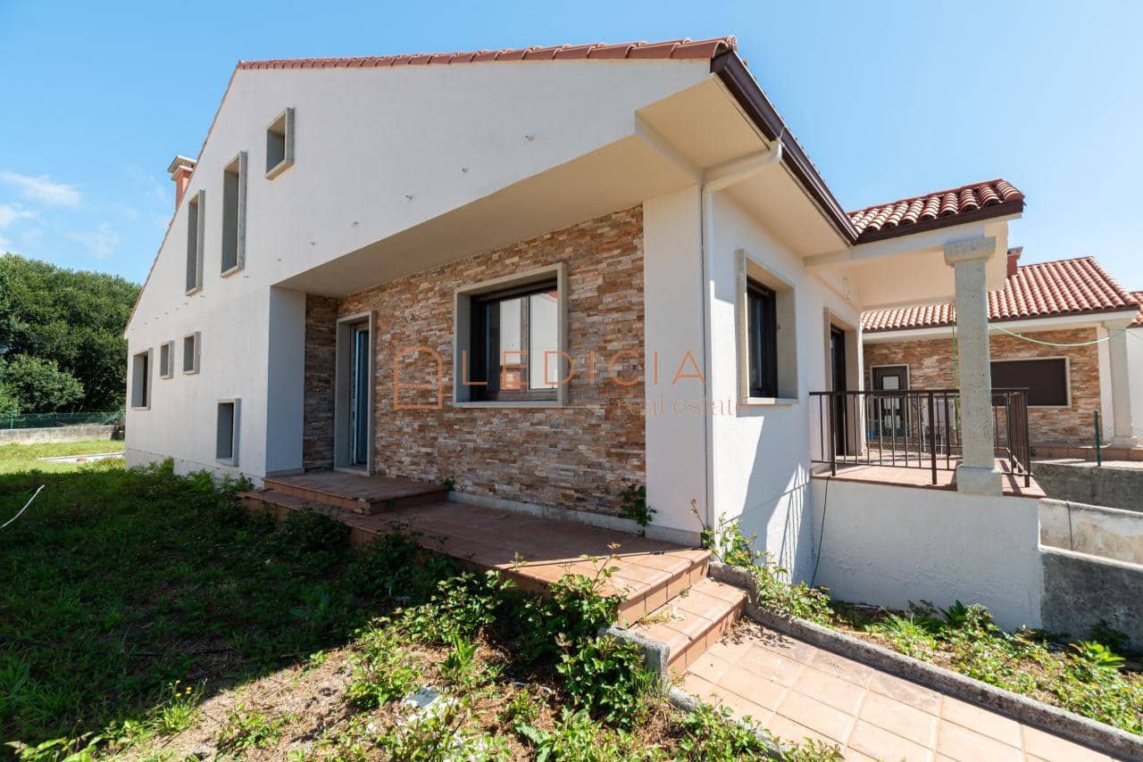 3 bedroom Villa for sale in Tomino with pool garage - € 297,000 (Ref: 9801381)