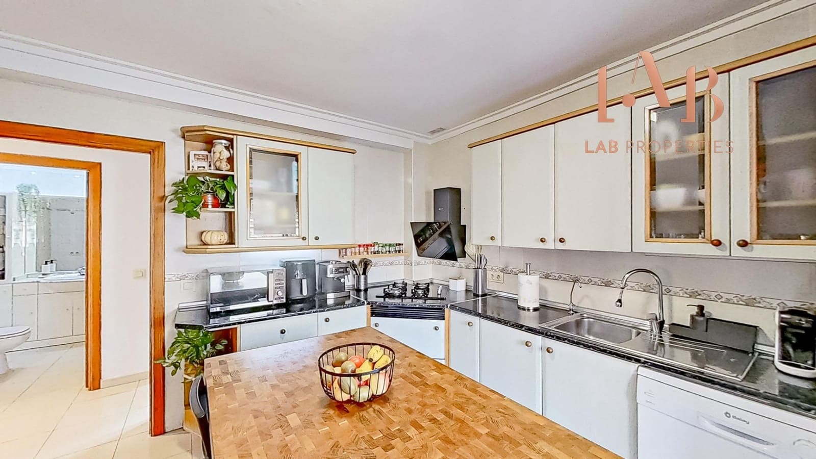 5 bedroom Semi-detached Villa for sale in Inca with garage - € 620,000 (Ref: 9468461)