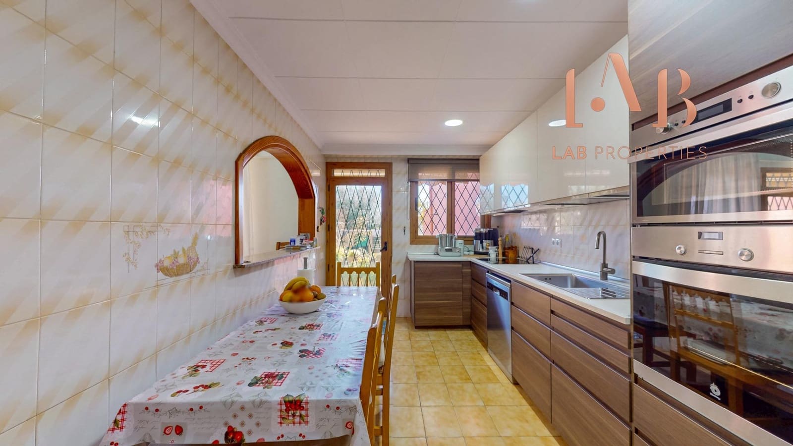 4 bedroom Villa for sale in Son Ferriol with garage - € 660,000 (Ref: 9627462)