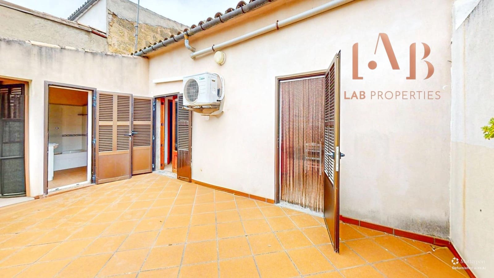 6 bedroom Townhouse for sale in Llubi with garage - € 540,000 (Ref: 9738535)