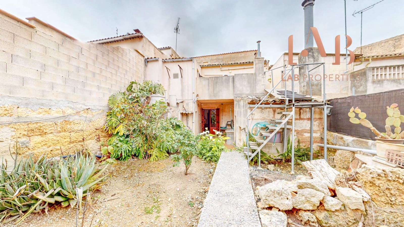 6 bedroom Townhouse for sale in Llubi with garage - € 540,000 (Ref: 9738535)