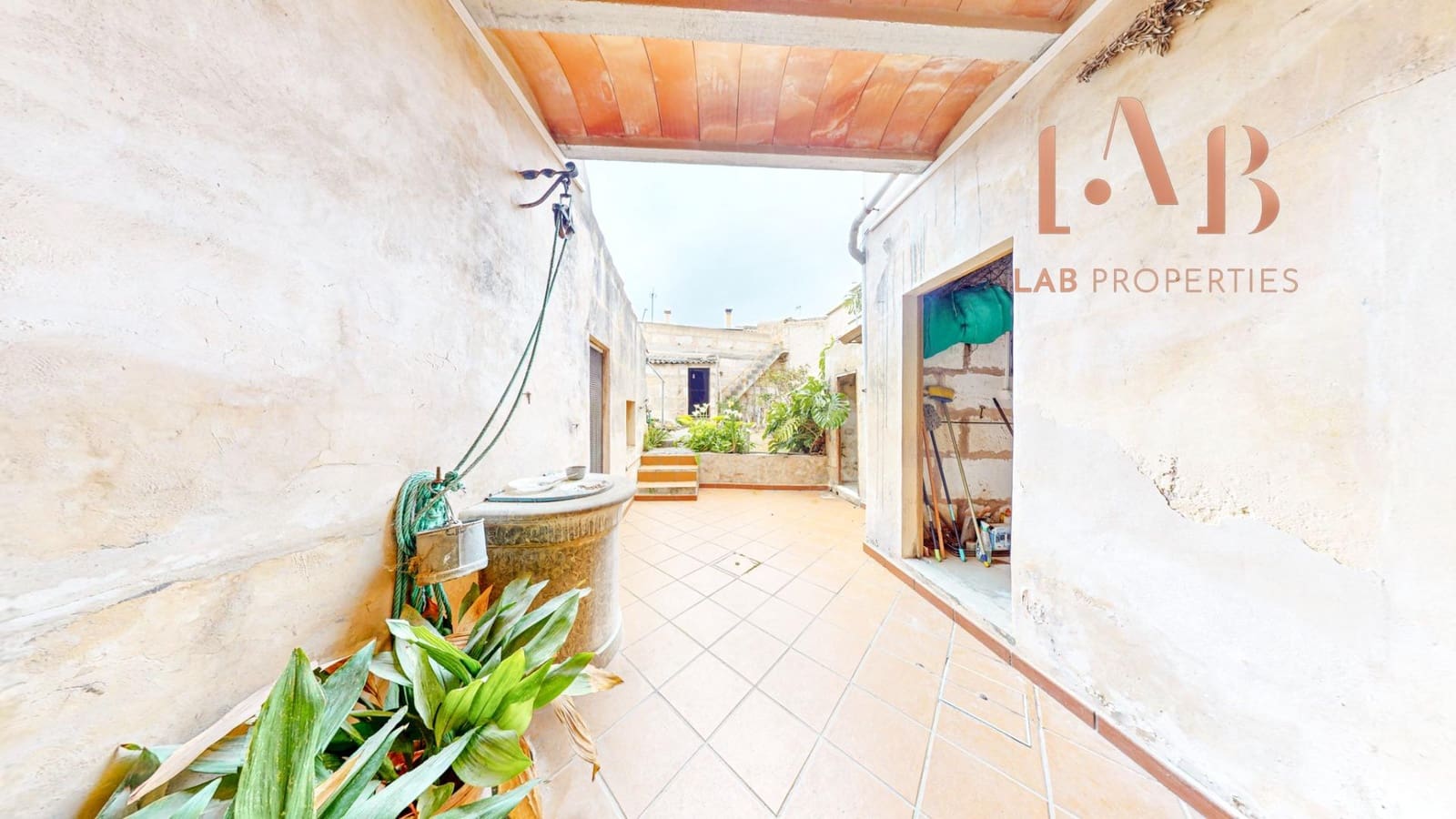 6 bedroom Townhouse for sale in Llubi with garage - € 540,000 (Ref: 9738535)