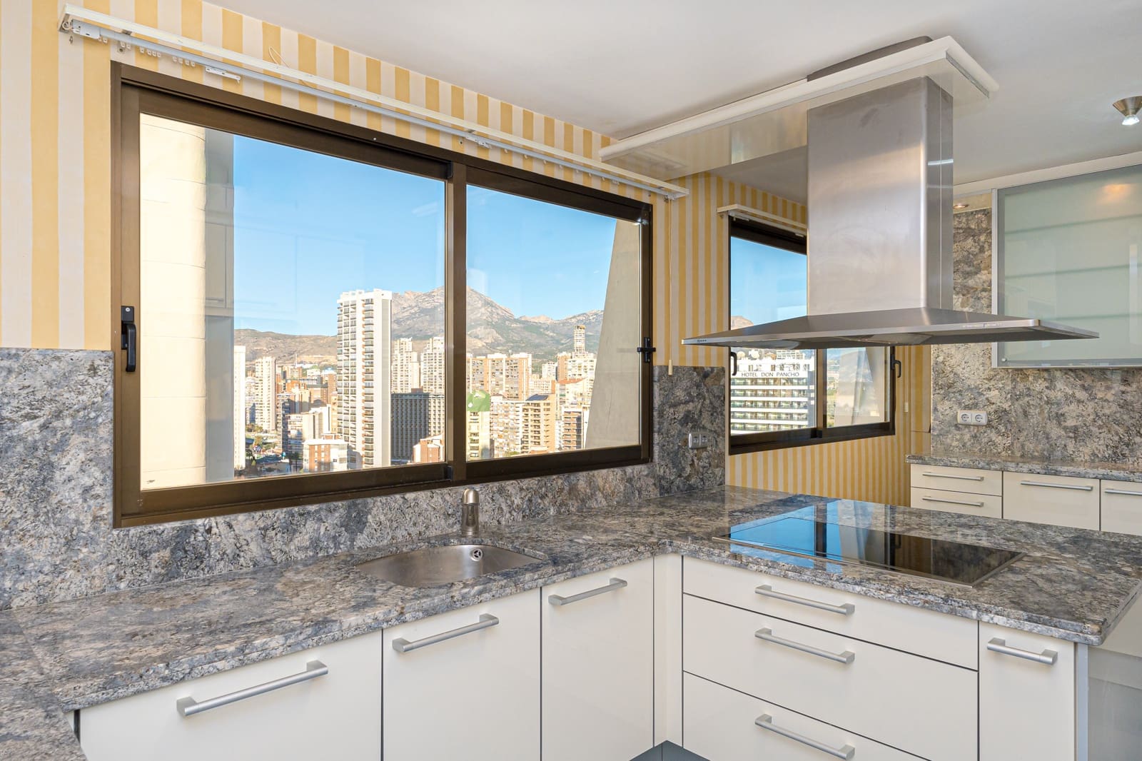 4 bedroom Penthouse for sale in Benidorm with pool - € 1,150,000 (Ref: 8826152)