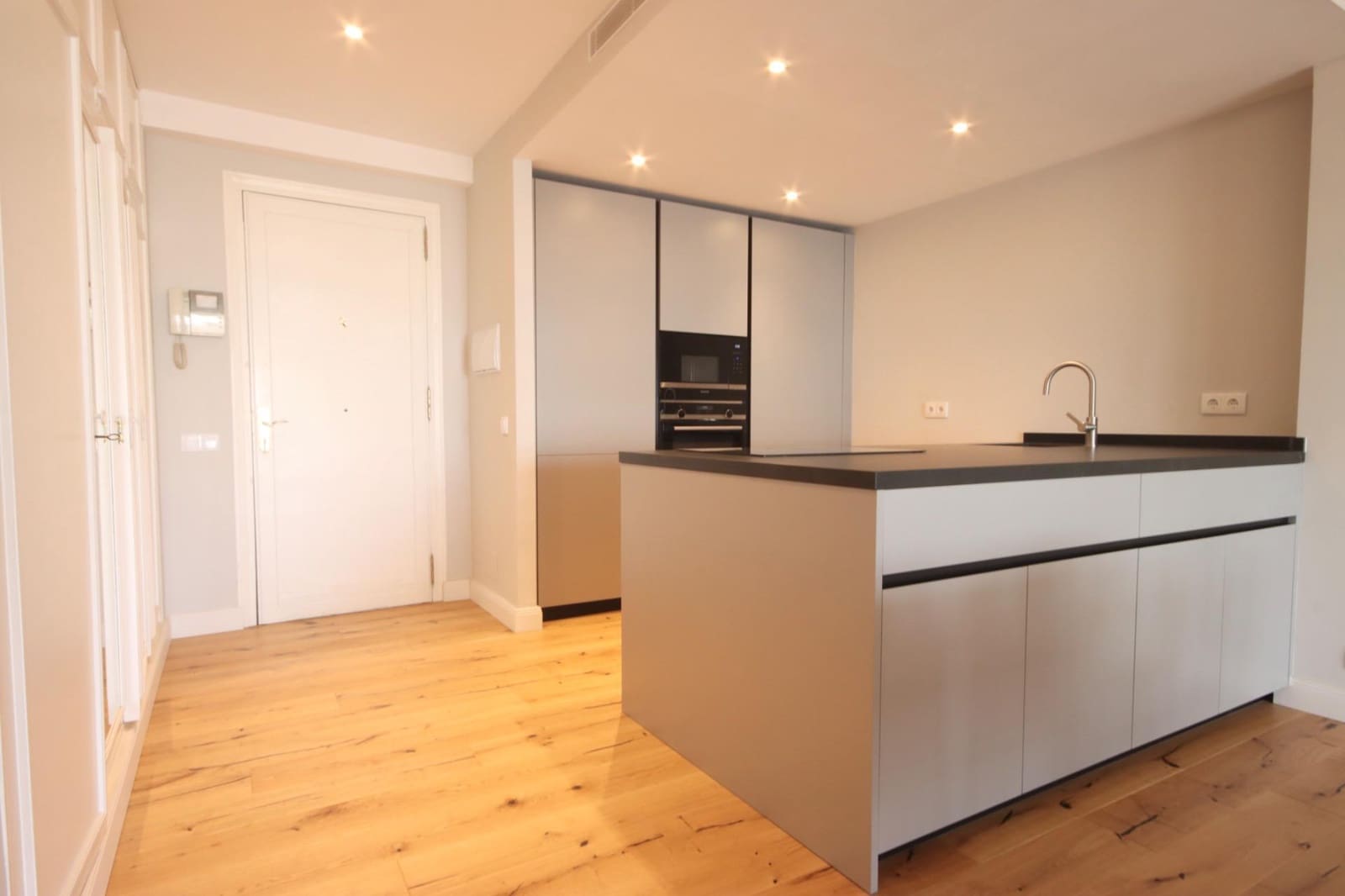 2 bedroom Apartment for sale in Palma de Mallorca with garage - € 775,000 (Ref: 8671948)