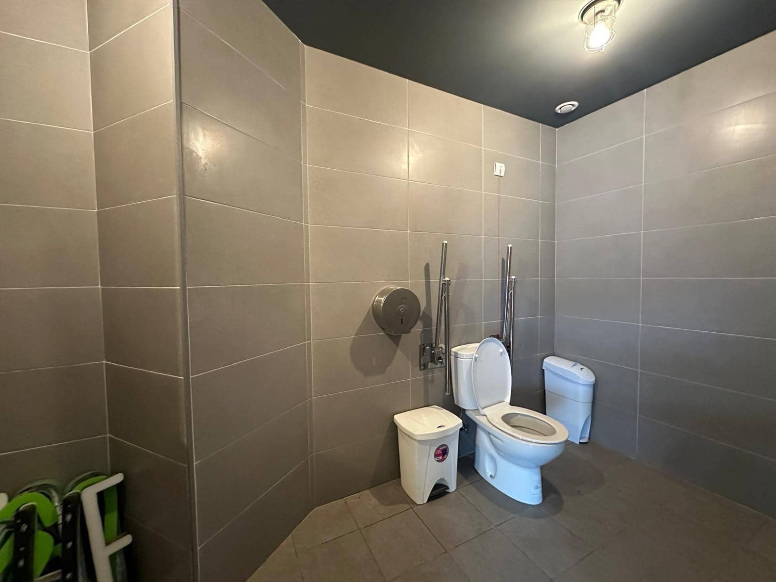 Kommersiell til salgs i Malaga by - € 930 000 (Ref: 8884388)