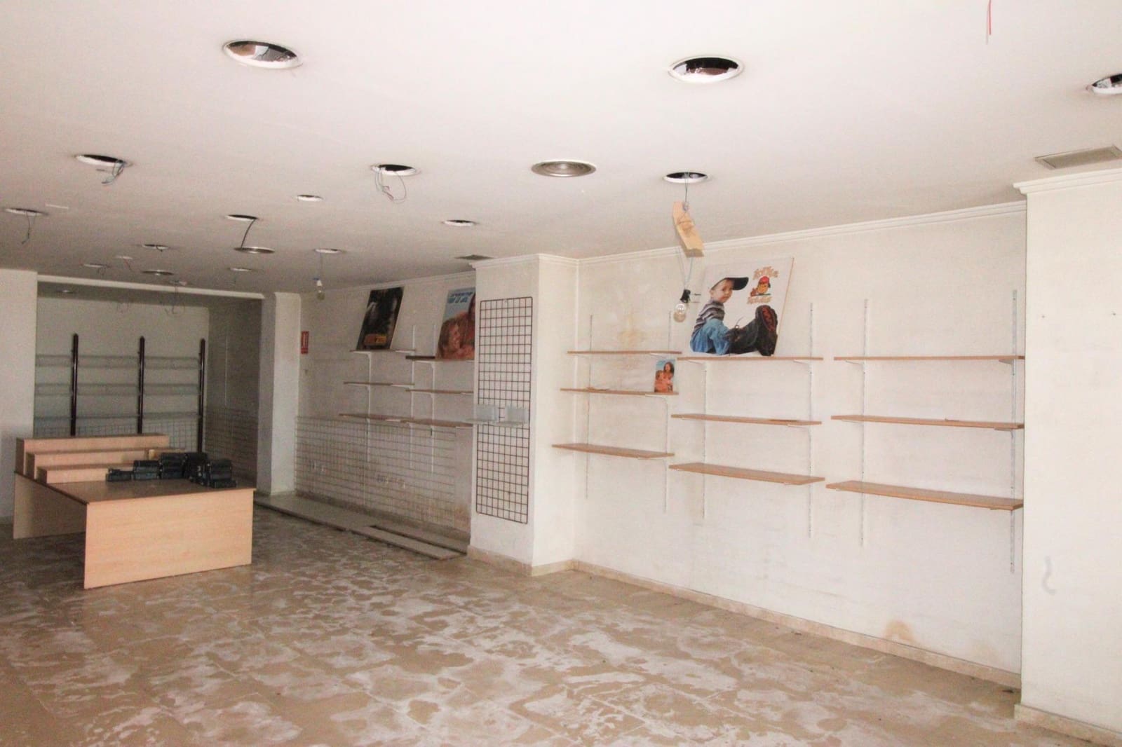 Erhverv til salg i Oliva - € 61.500 (Ref: 9159470)