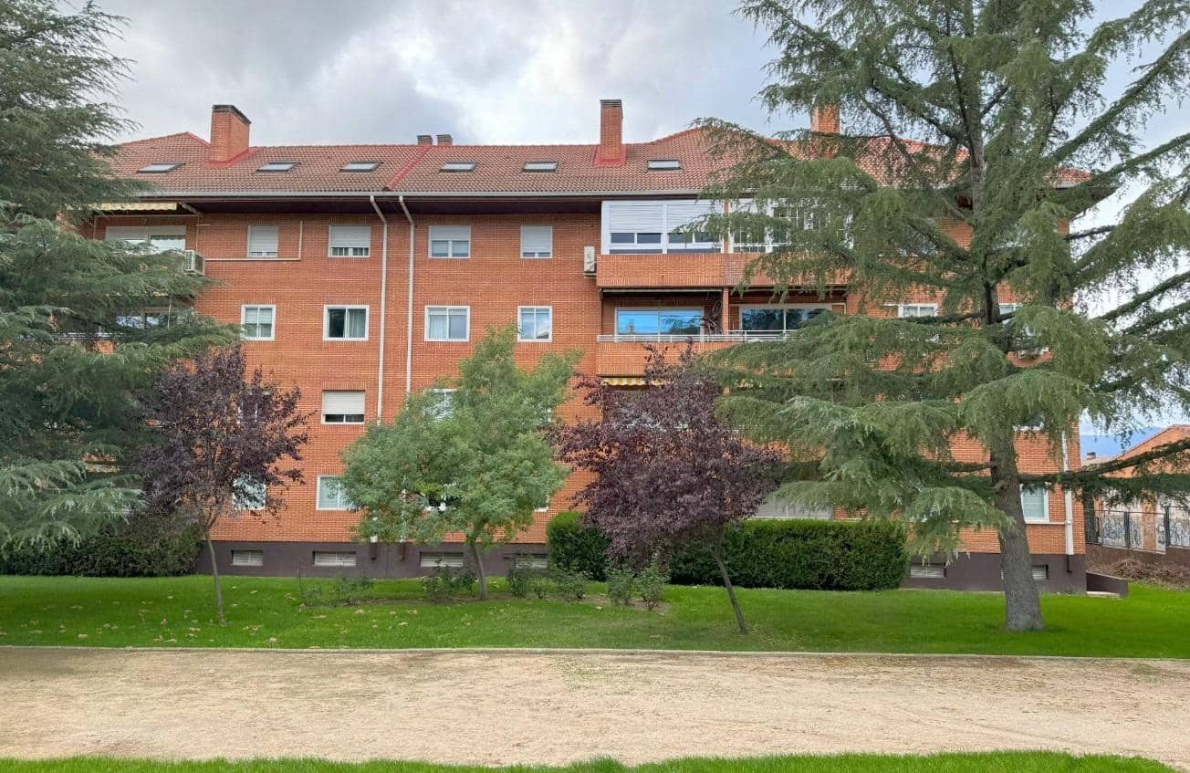 2 bedroom Flat for sale in Collado Villalba with pool - € 285,000 (Ref: 9390899)