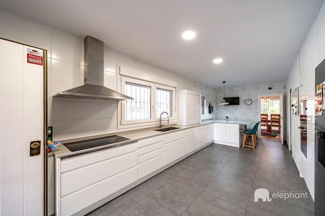 6 bedroom Villa for sale in Torrelodones with pool - € 1,127,000 (Ref: 9419789)