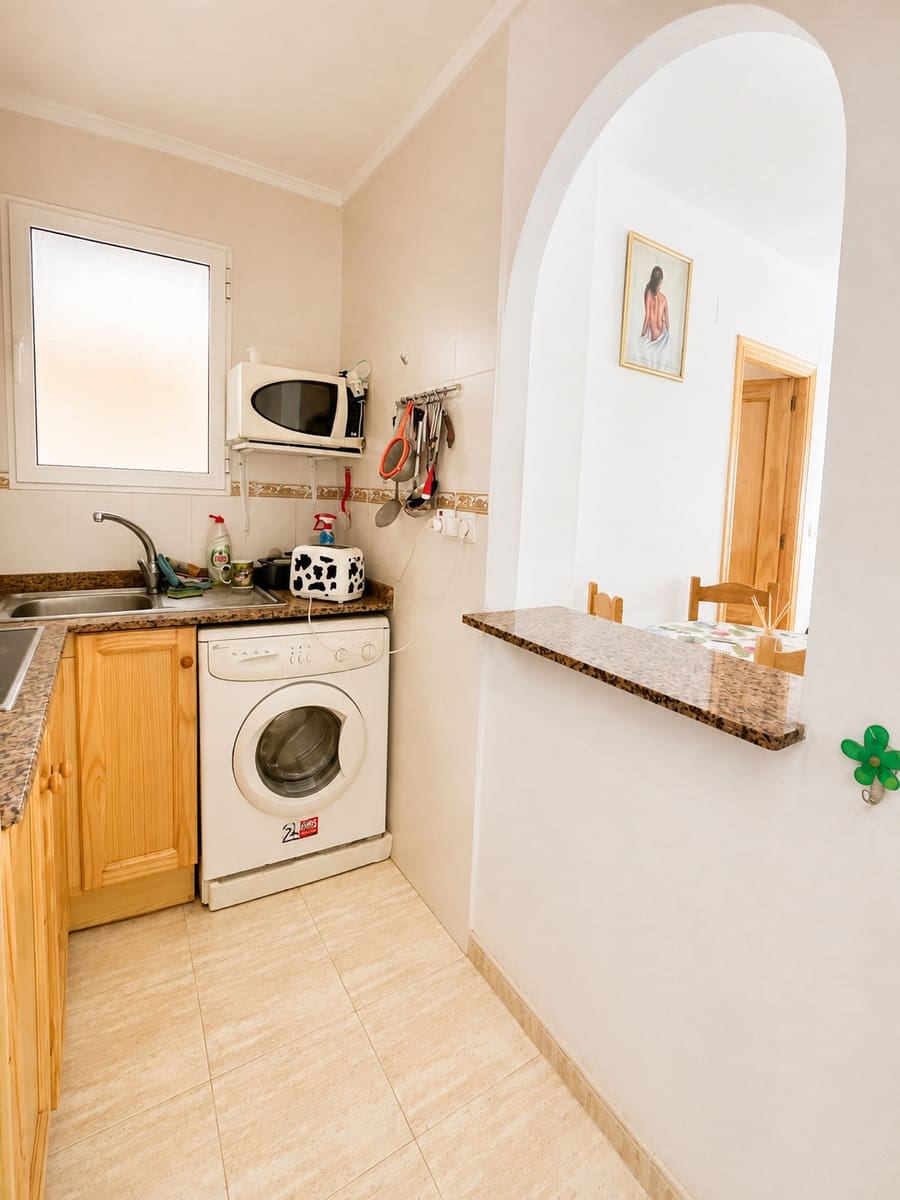 2 soveværelse Strandlejlighed til salg i Torrevieja med swimmingpool garage - € 139.900 (Ref: 10039349)