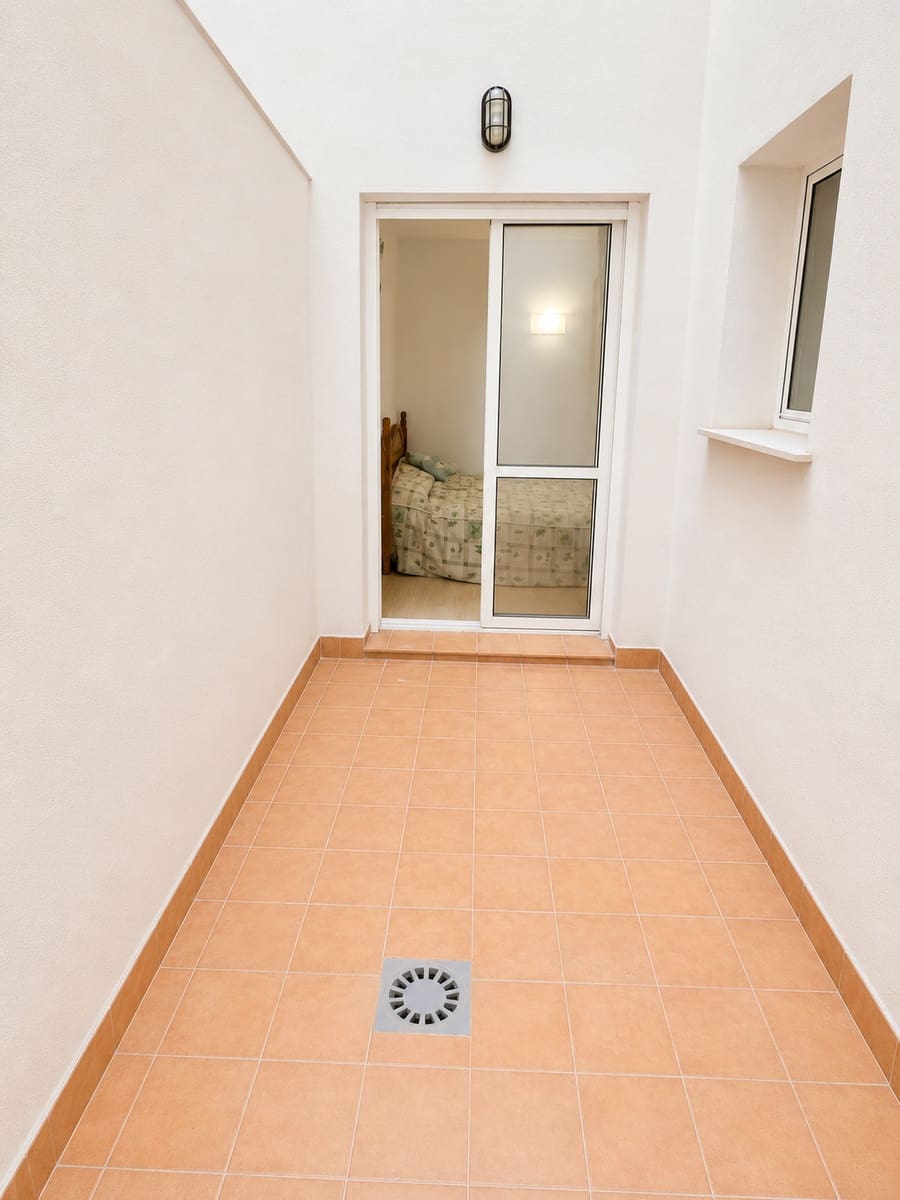 2 soveværelse Strandlejlighed til salg i Torrevieja med swimmingpool garage - € 139.900 (Ref: 10039349)