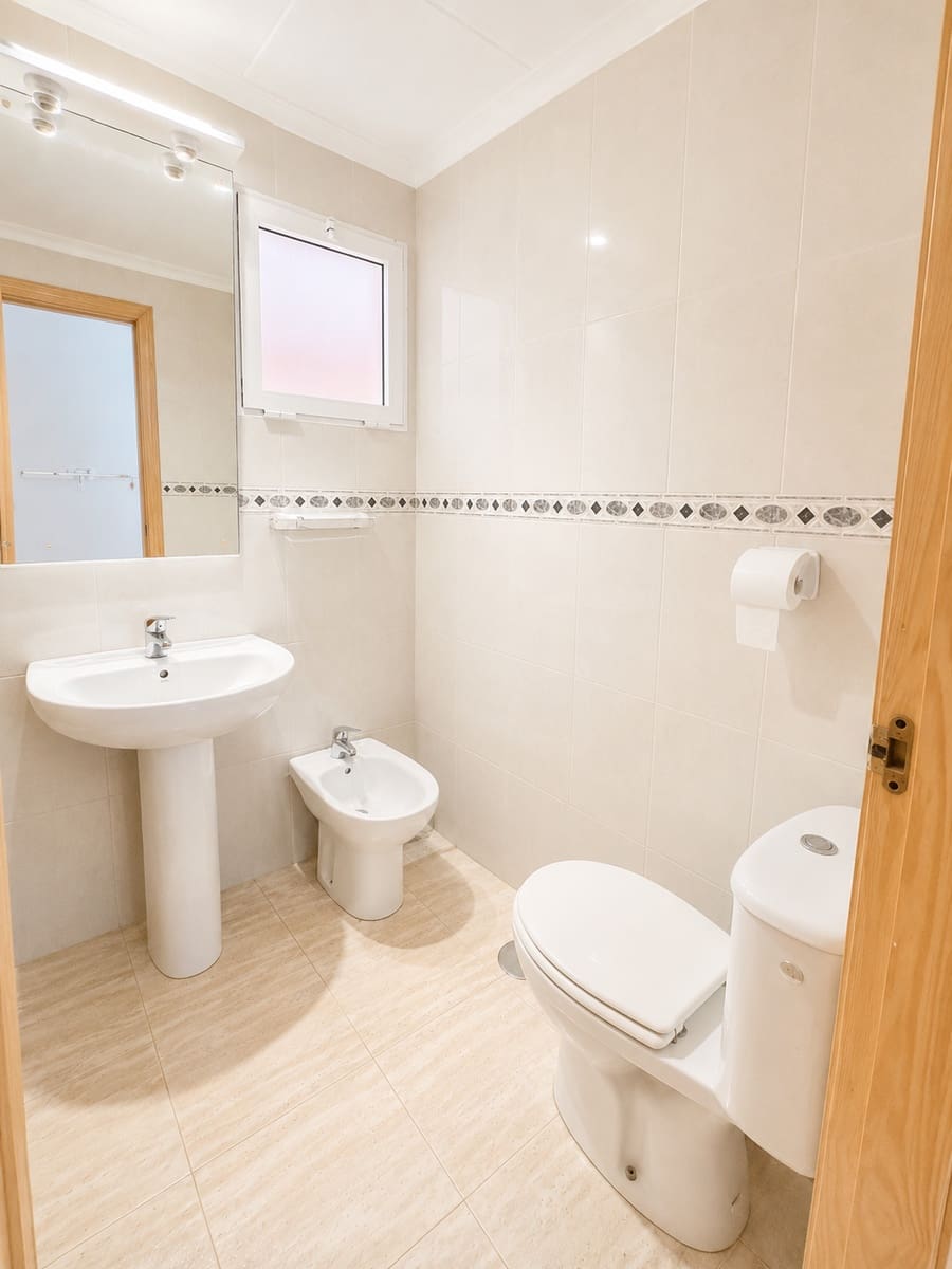 2 soveværelse Strandlejlighed til salg i Torrevieja med swimmingpool garage - € 139.900 (Ref: 10039349)