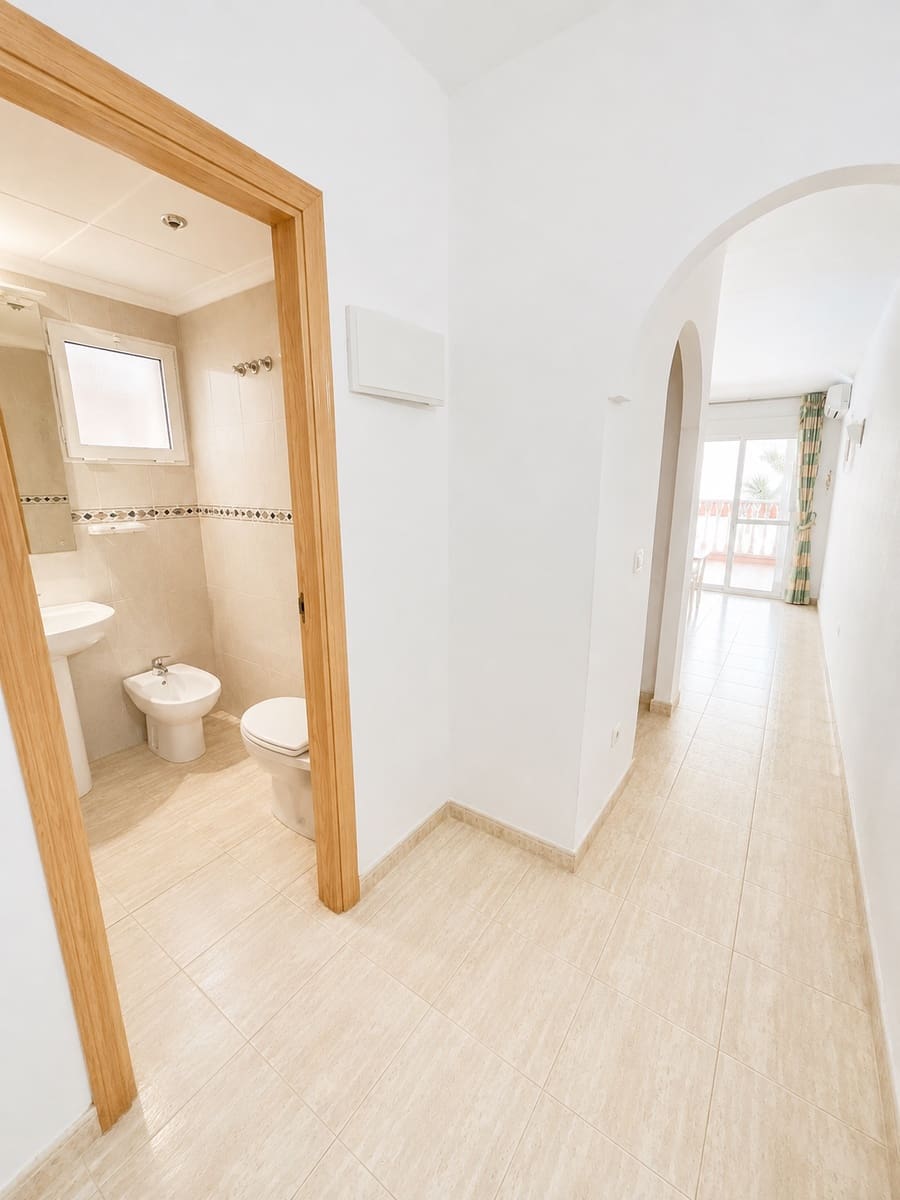 2 soveværelse Strandlejlighed til salg i Torrevieja med swimmingpool garage - € 139.900 (Ref: 10039349)