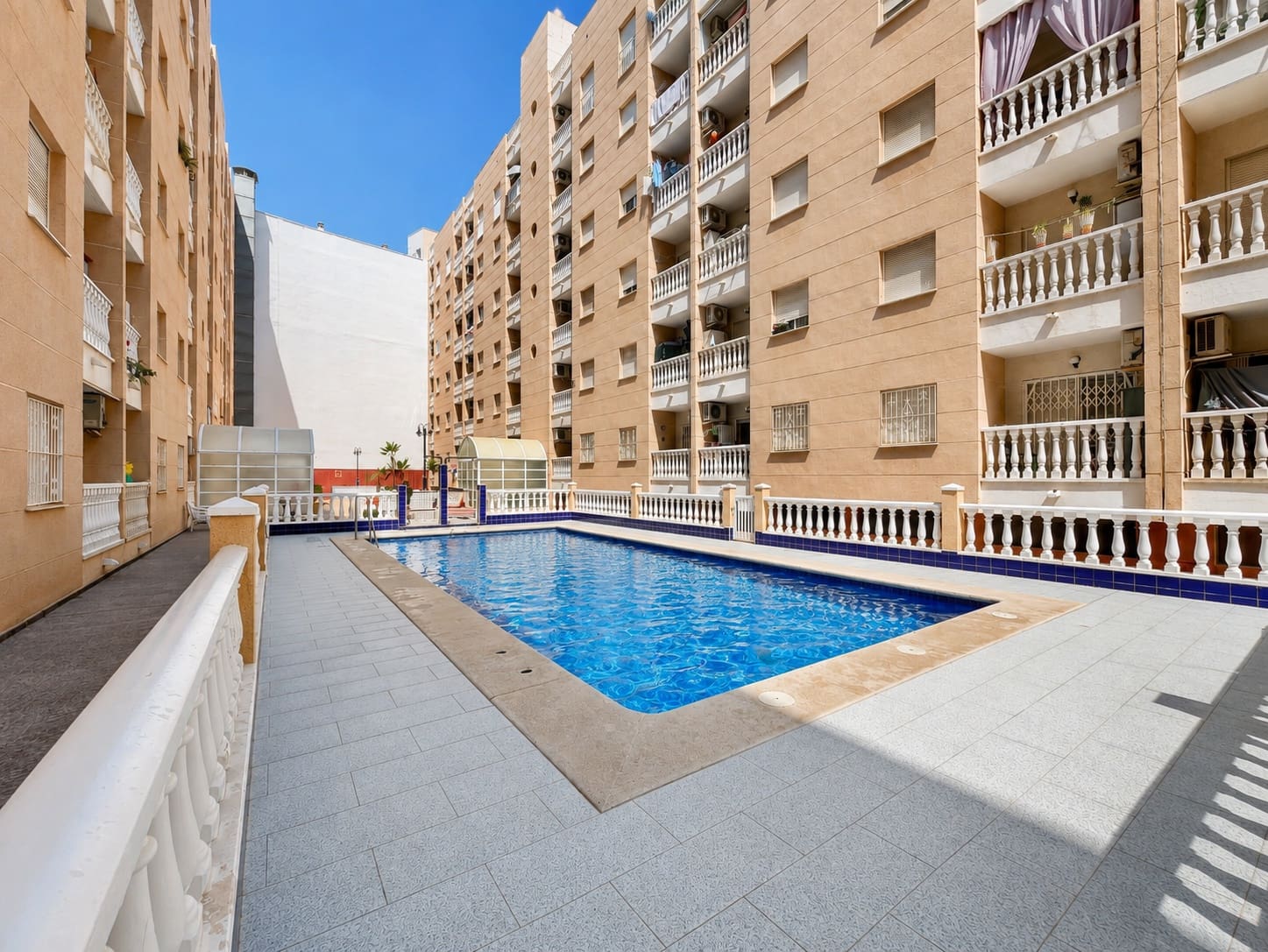 2 soveværelse Strandlejlighed til salg i Torrevieja med swimmingpool garage - € 139.900 (Ref: 10039349)