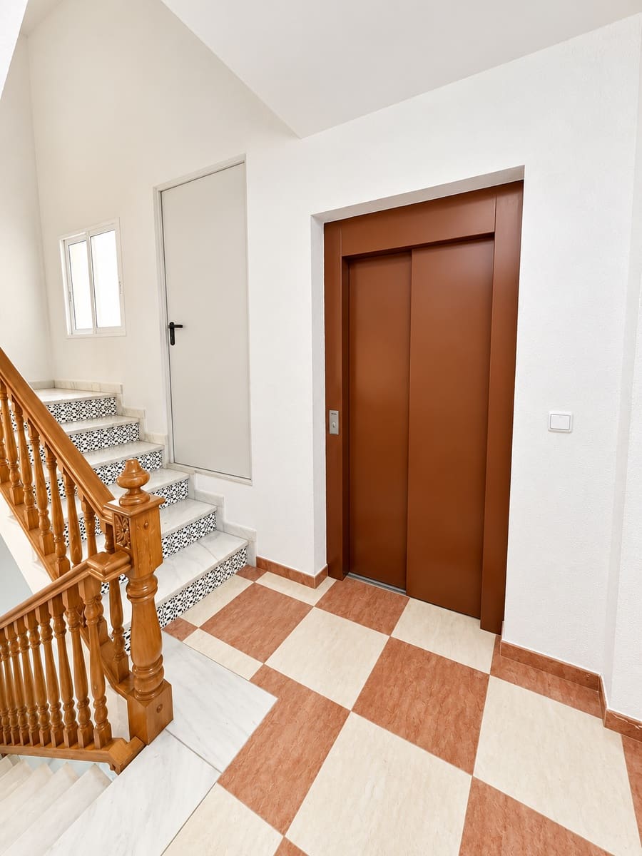 2 bedroom Flat for sale in Torrevieja with garage - € 180,000 (Ref: 10057140)