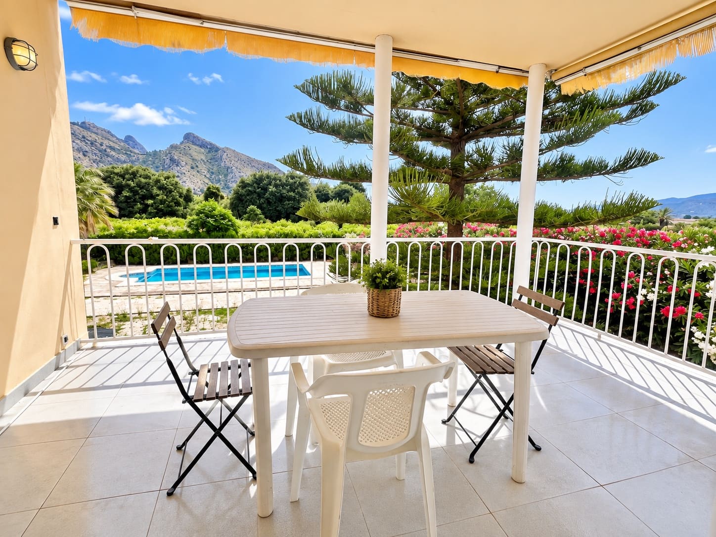 Chalet de 5 habitaciones en Ráfol de Almunia en venta con piscina garaje - 599.000 € (Ref: 10075381)