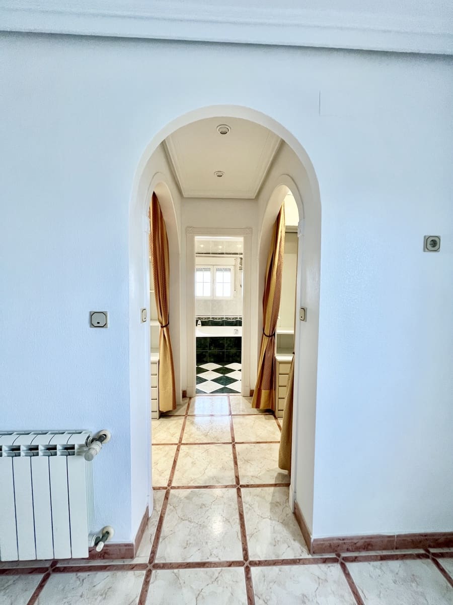 6 slaapkamer Villa te koop in Torrevieja met zwembad garage - € 645.000 (Ref: 9707805)