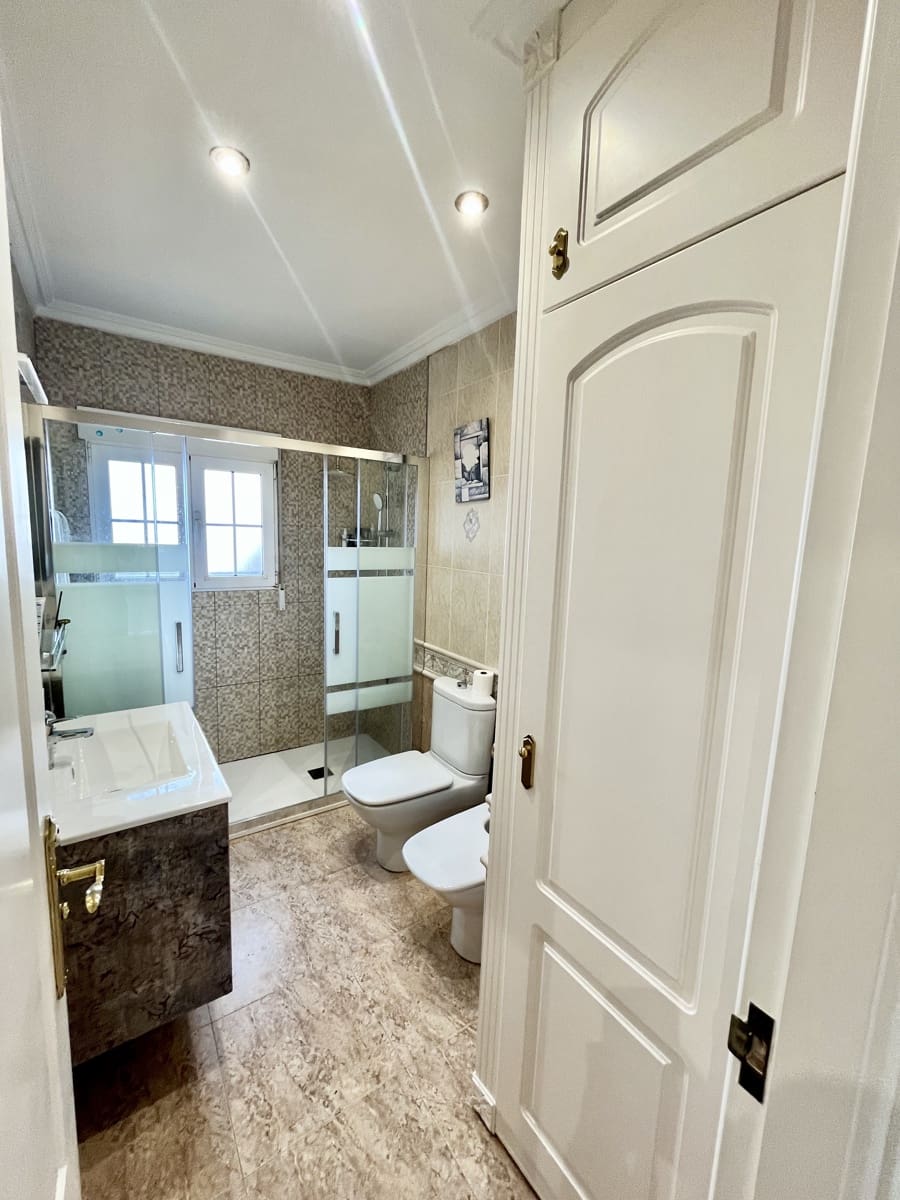 6 slaapkamer Villa te koop in Torrevieja met zwembad garage - € 645.000 (Ref: 9707805)