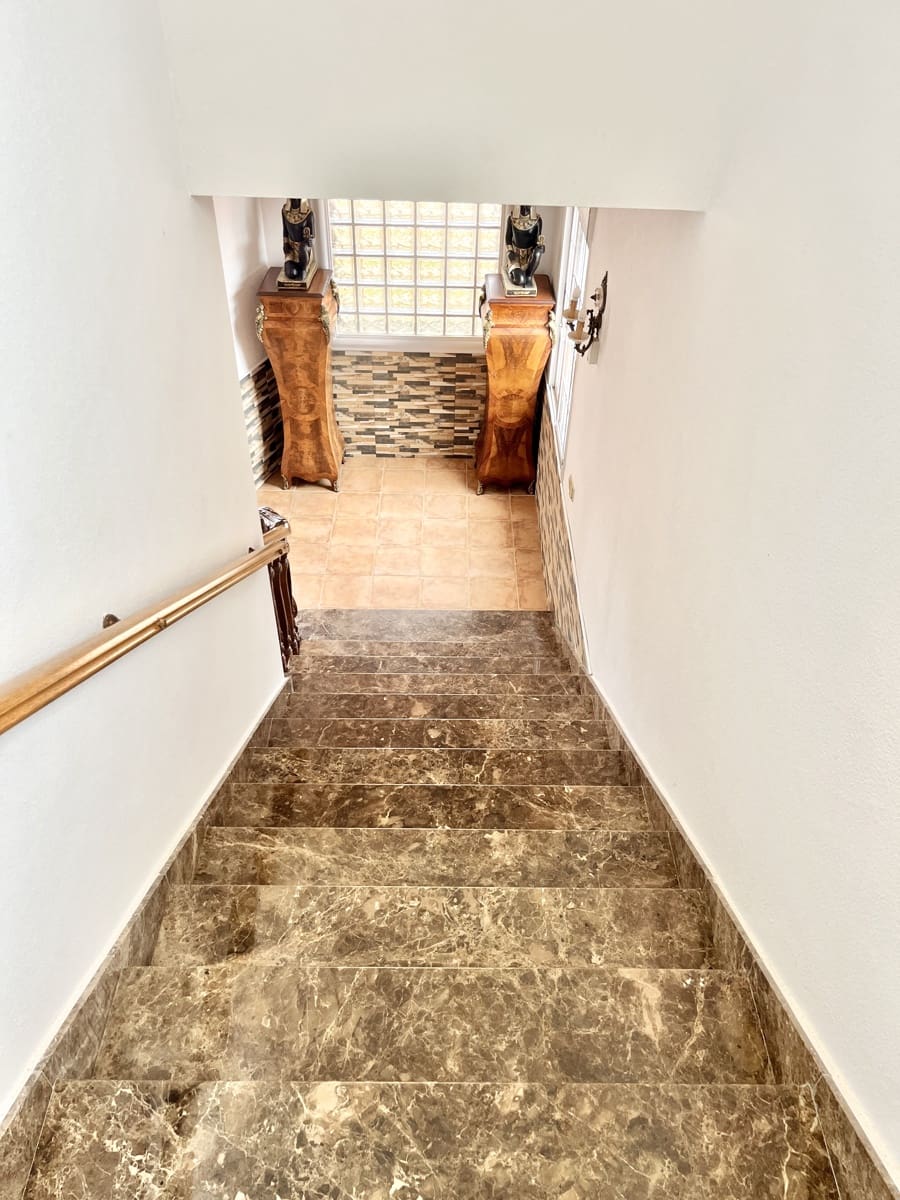 6 slaapkamer Villa te koop in Torrevieja met zwembad garage - € 645.000 (Ref: 9707805)