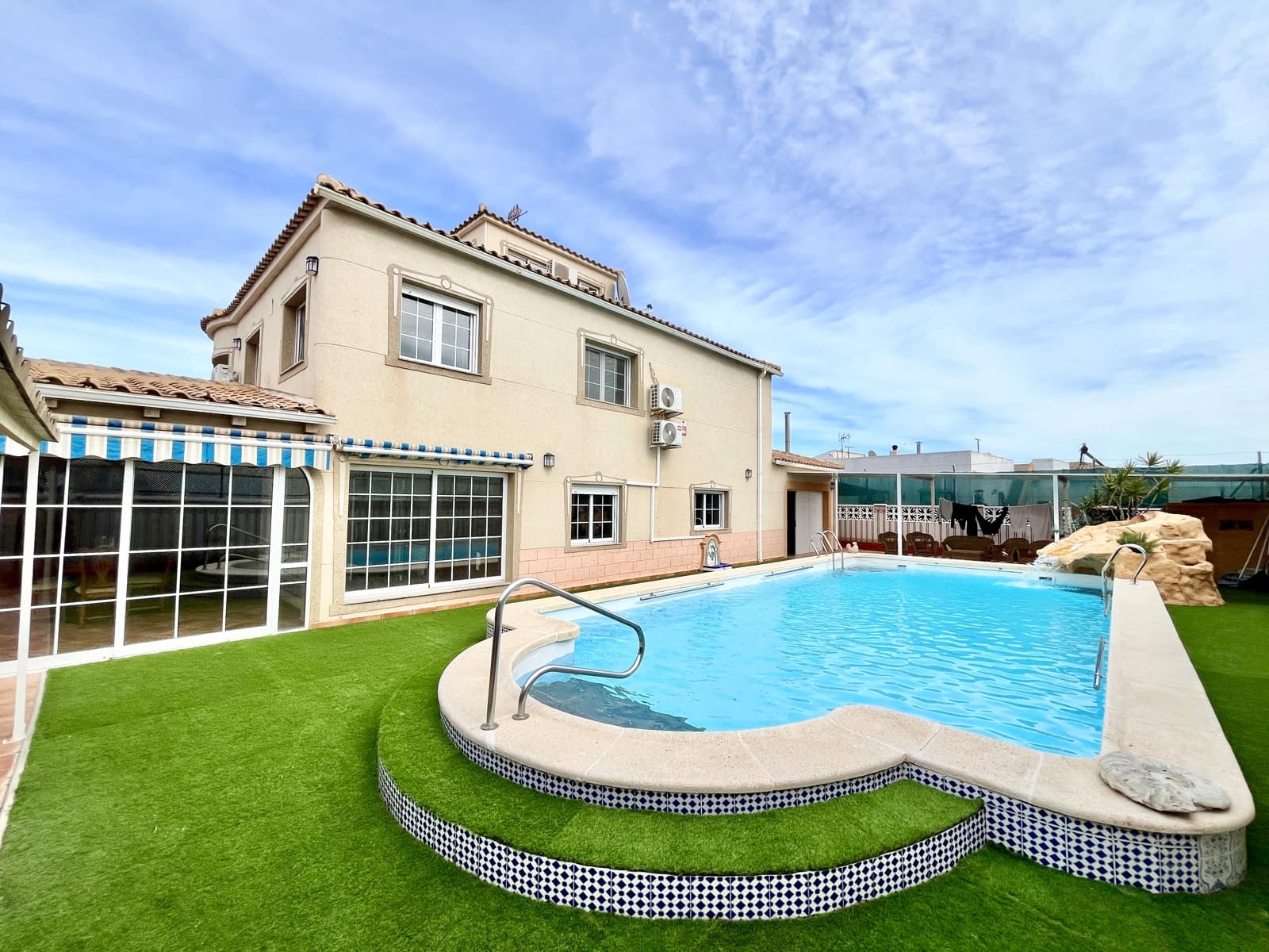 6 slaapkamer Villa te koop in Torrevieja met zwembad garage - € 645.000 (Ref: 9707805)