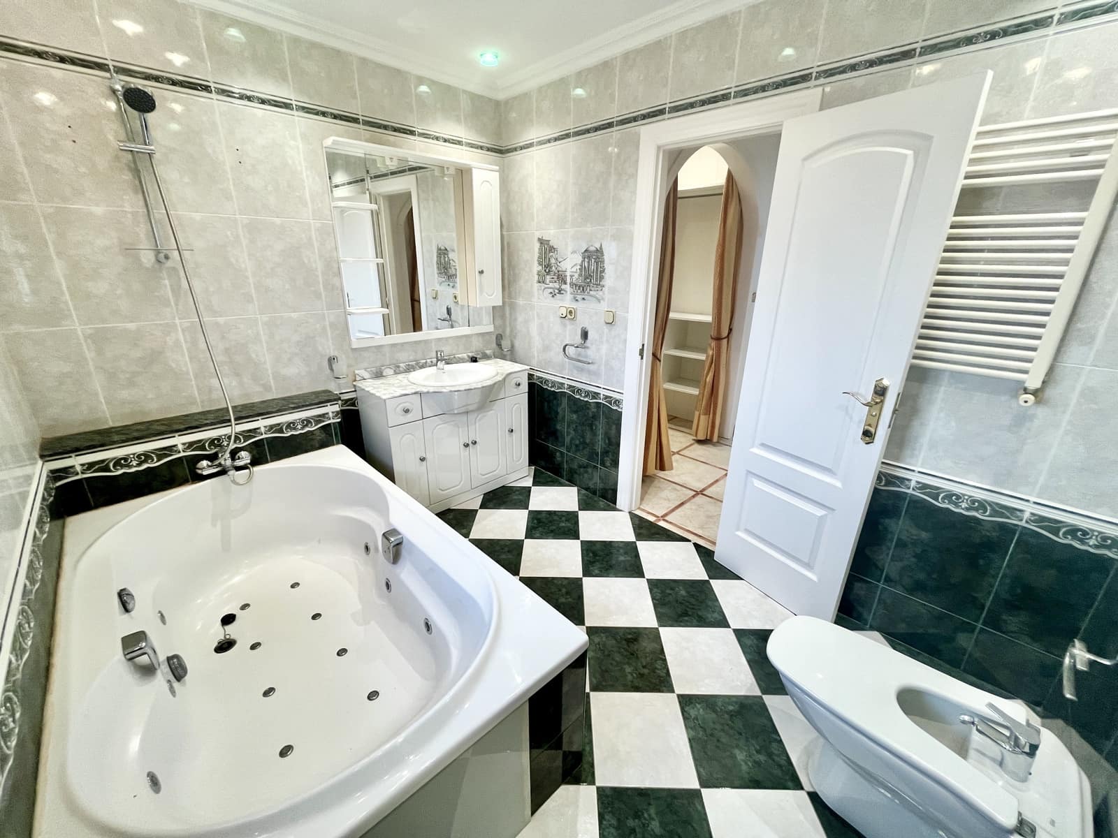 6 slaapkamer Villa te koop in Torrevieja met zwembad garage - € 645.000 (Ref: 9707805)