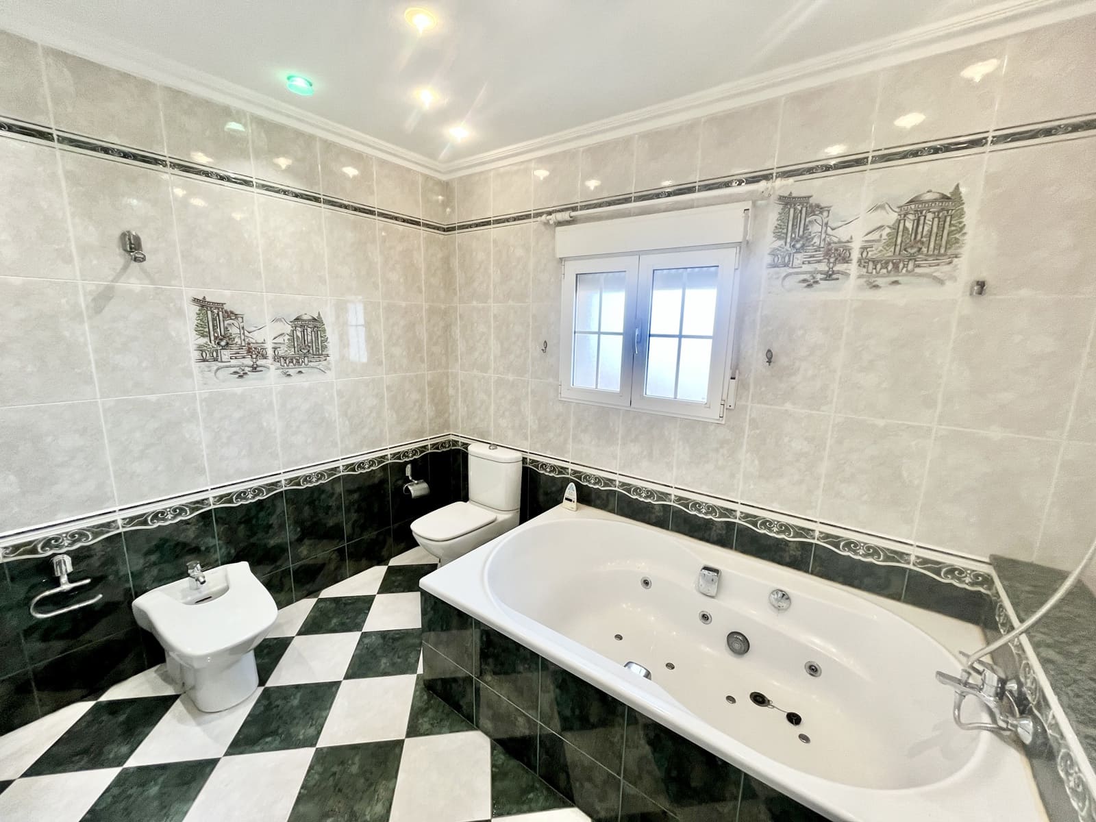 6 slaapkamer Villa te koop in Torrevieja met zwembad garage - € 645.000 (Ref: 9707805)