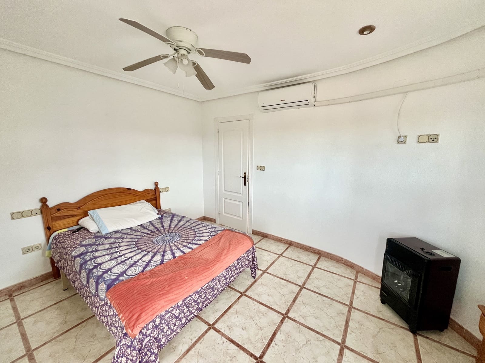 6 slaapkamer Villa te koop in Torrevieja met zwembad garage - € 645.000 (Ref: 9707805)