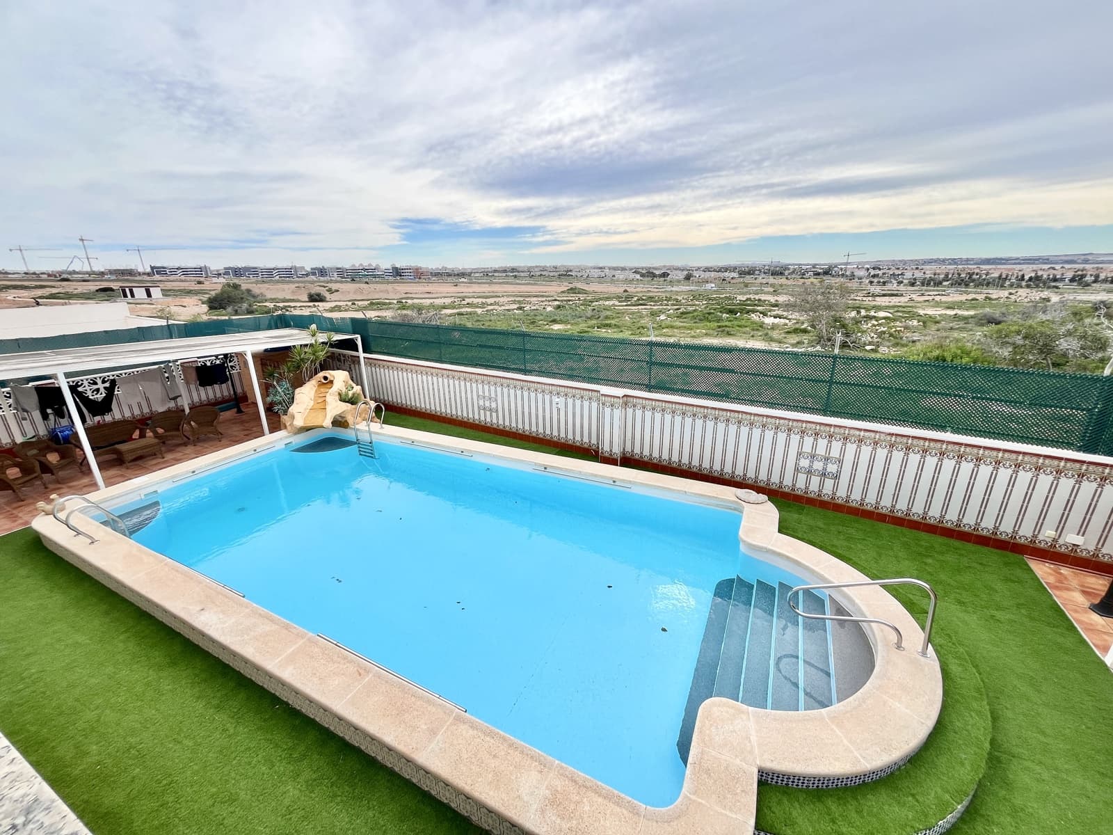 6 slaapkamer Villa te koop in Torrevieja met zwembad garage - € 645.000 (Ref: 9707805)