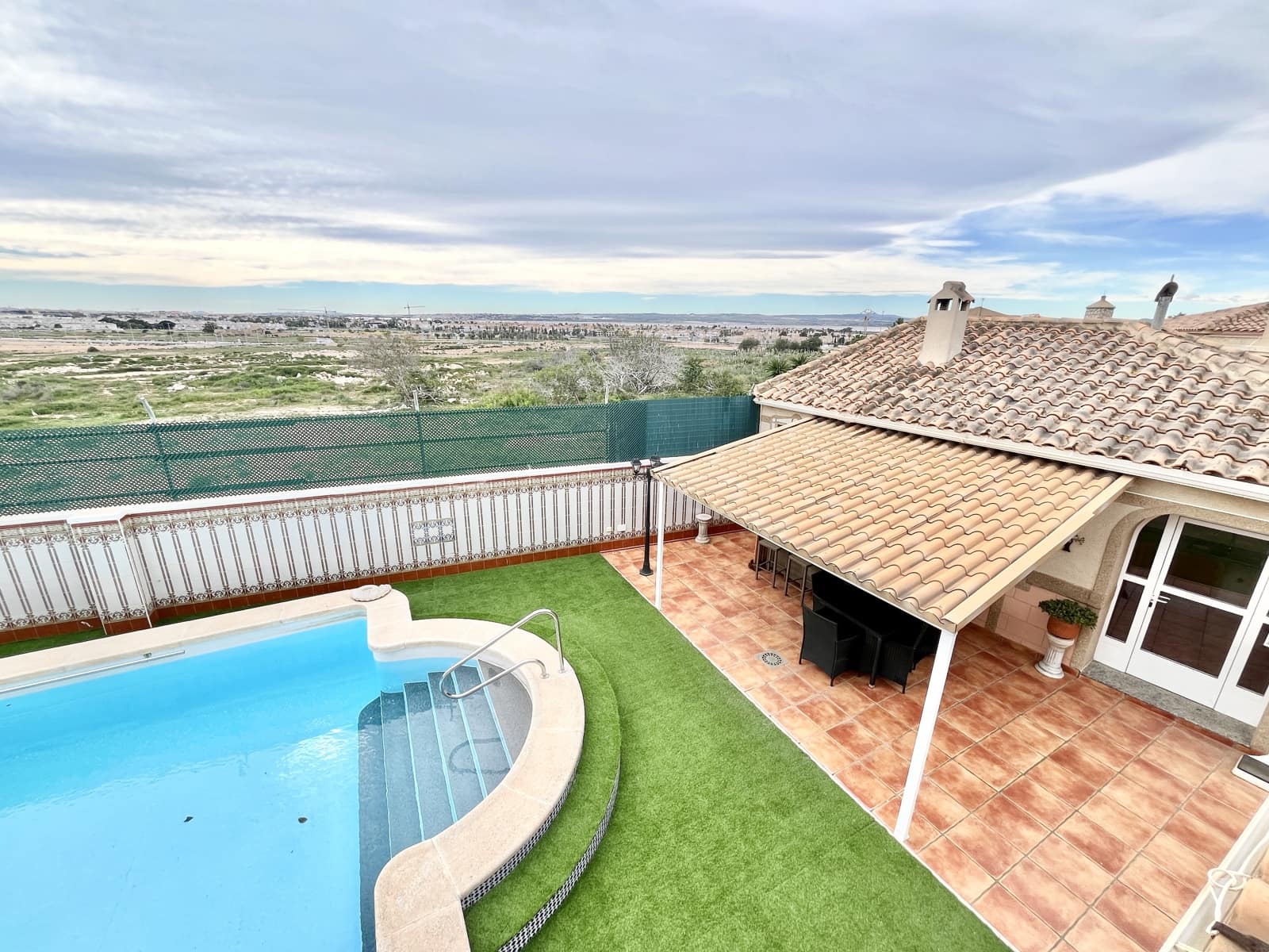 6 slaapkamer Villa te koop in Torrevieja met zwembad garage - € 645.000 (Ref: 9707805)