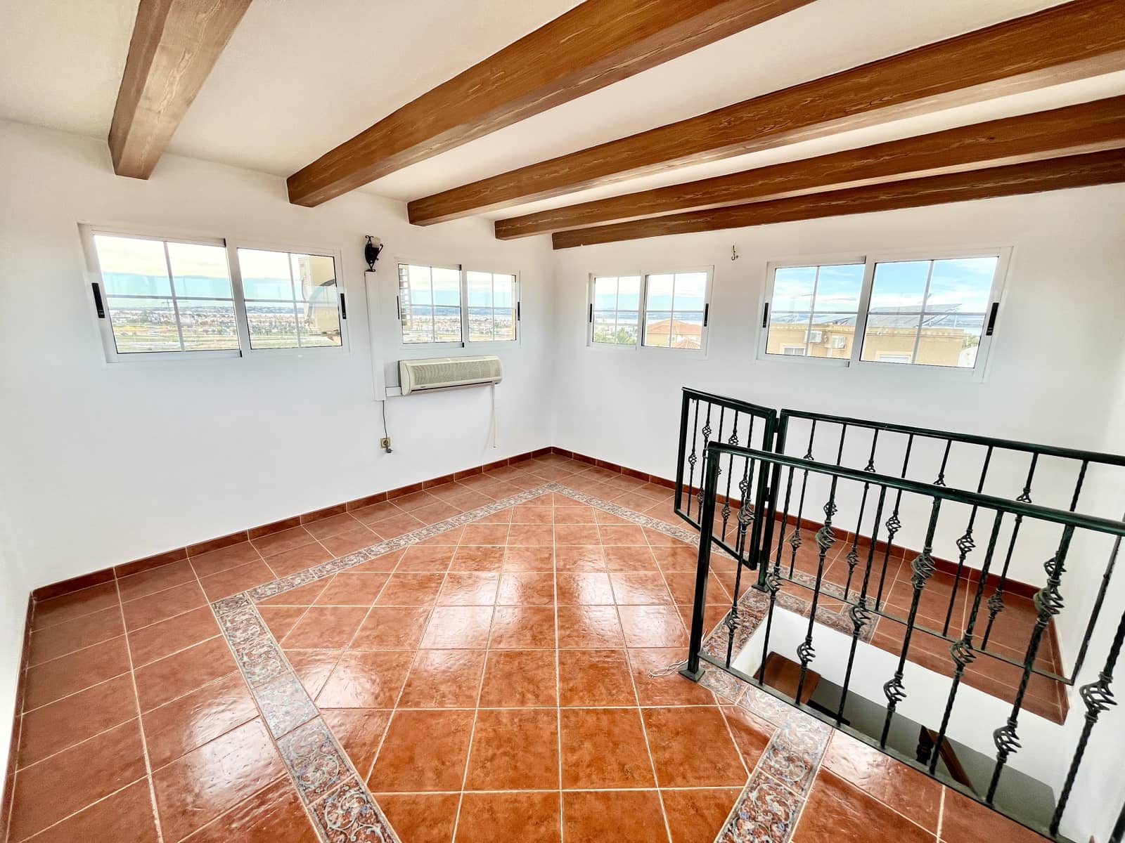 6 slaapkamer Villa te koop in Torrevieja met zwembad garage - € 645.000 (Ref: 9707805)