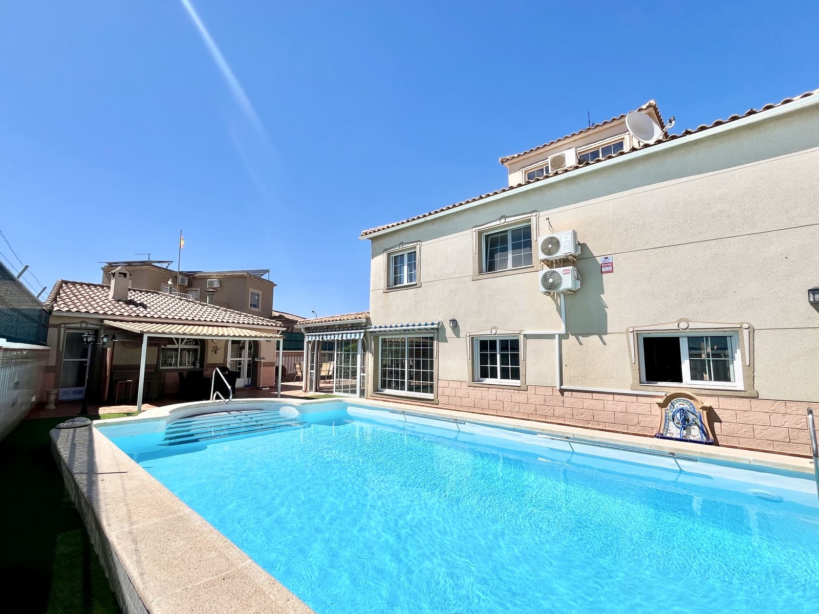 6 soverom Villa til salgs i Torrevieja med svømmebasseng garasje - € 599 000 (Ref: 9707805)