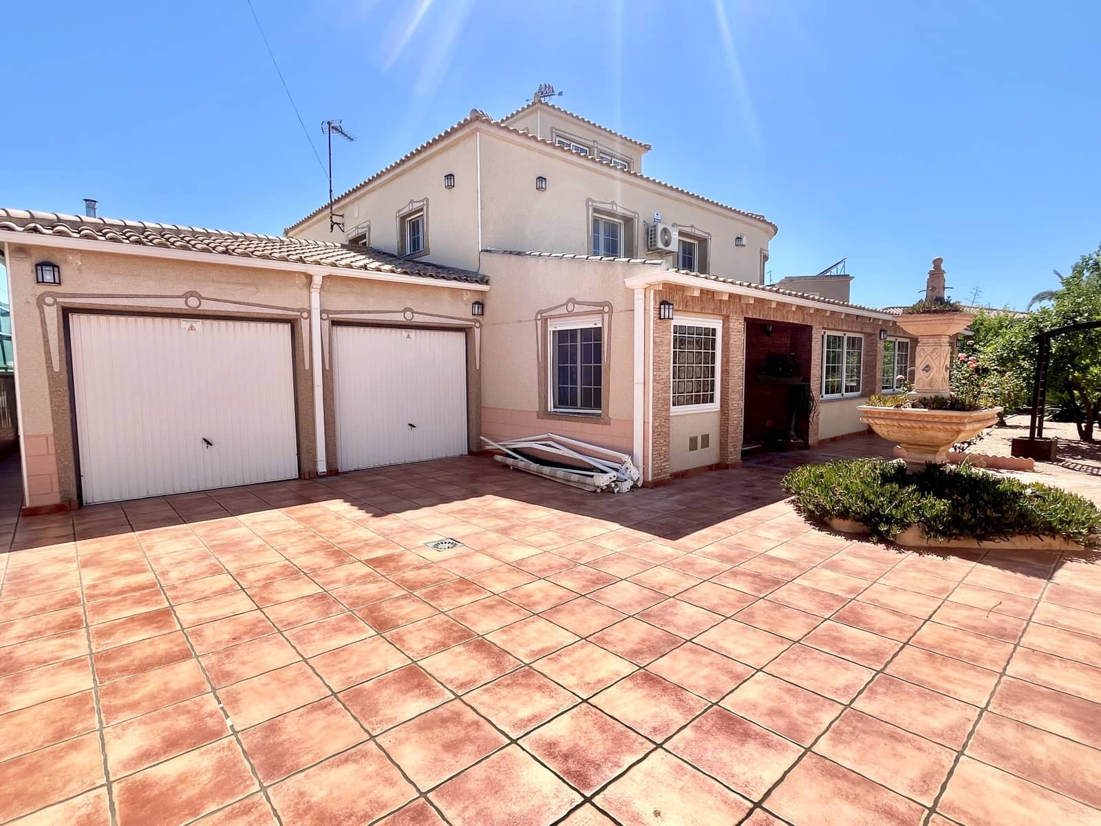6 soverom Villa til salgs i Torrevieja med svømmebasseng garasje - € 599 000 (Ref: 9707805)