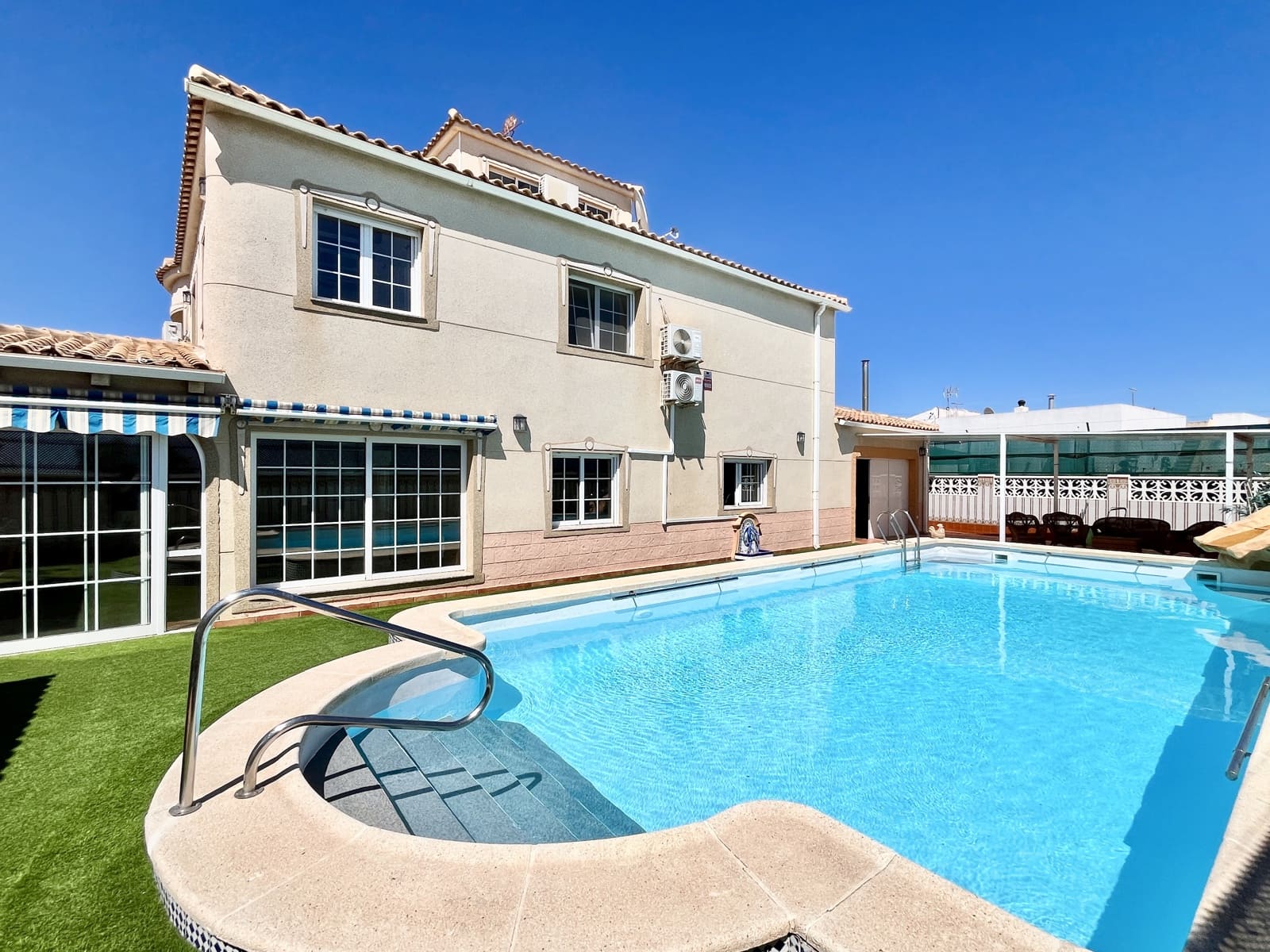 6 soverom Villa til salgs i Torrevieja med svømmebasseng garasje - € 599 000 (Ref: 9707805)