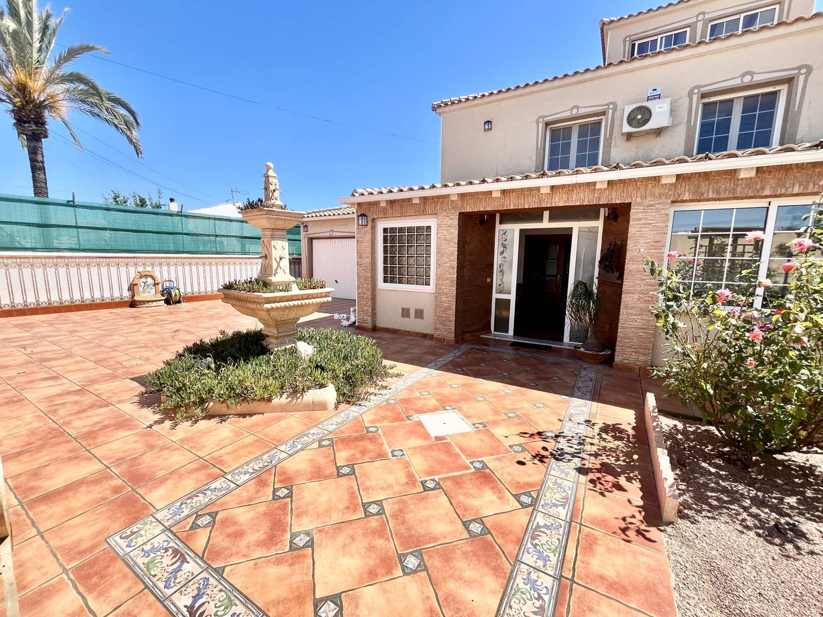 6 soverom Villa til salgs i Torrevieja med svømmebasseng garasje - € 599 000 (Ref: 9707805)