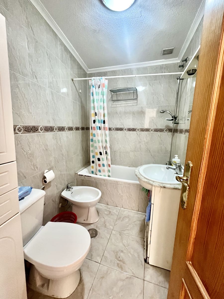 2 bedroom Apartment for sale in Torrevieja - € 120,000 (Ref: 9709122)