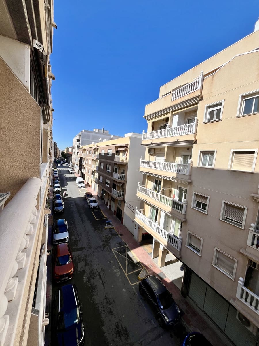 2 bedroom Apartment for sale in Torrevieja - € 120,000 (Ref: 9709122)