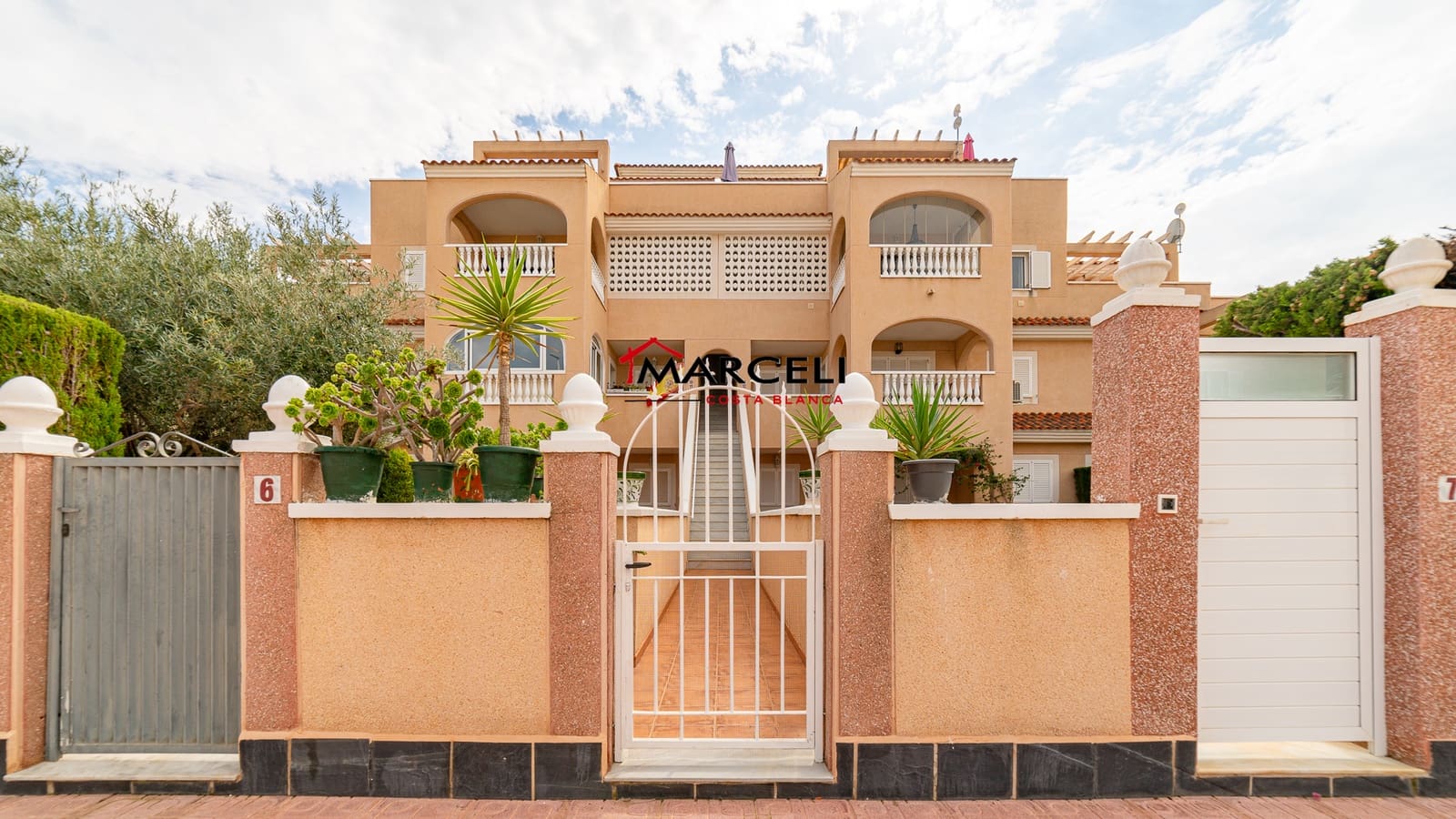 2 soverom Penthouse til salgs i Orihuela Costa med svømmebasseng - € 229 000 (Ref: 9709175)