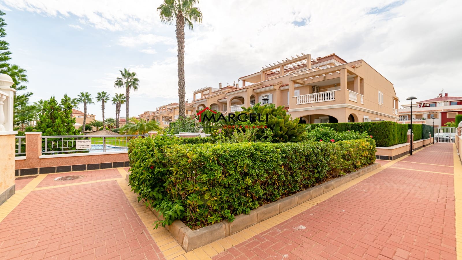 2 soverom Penthouse til salgs i Orihuela Costa med svømmebasseng - € 229 000 (Ref: 9709175)