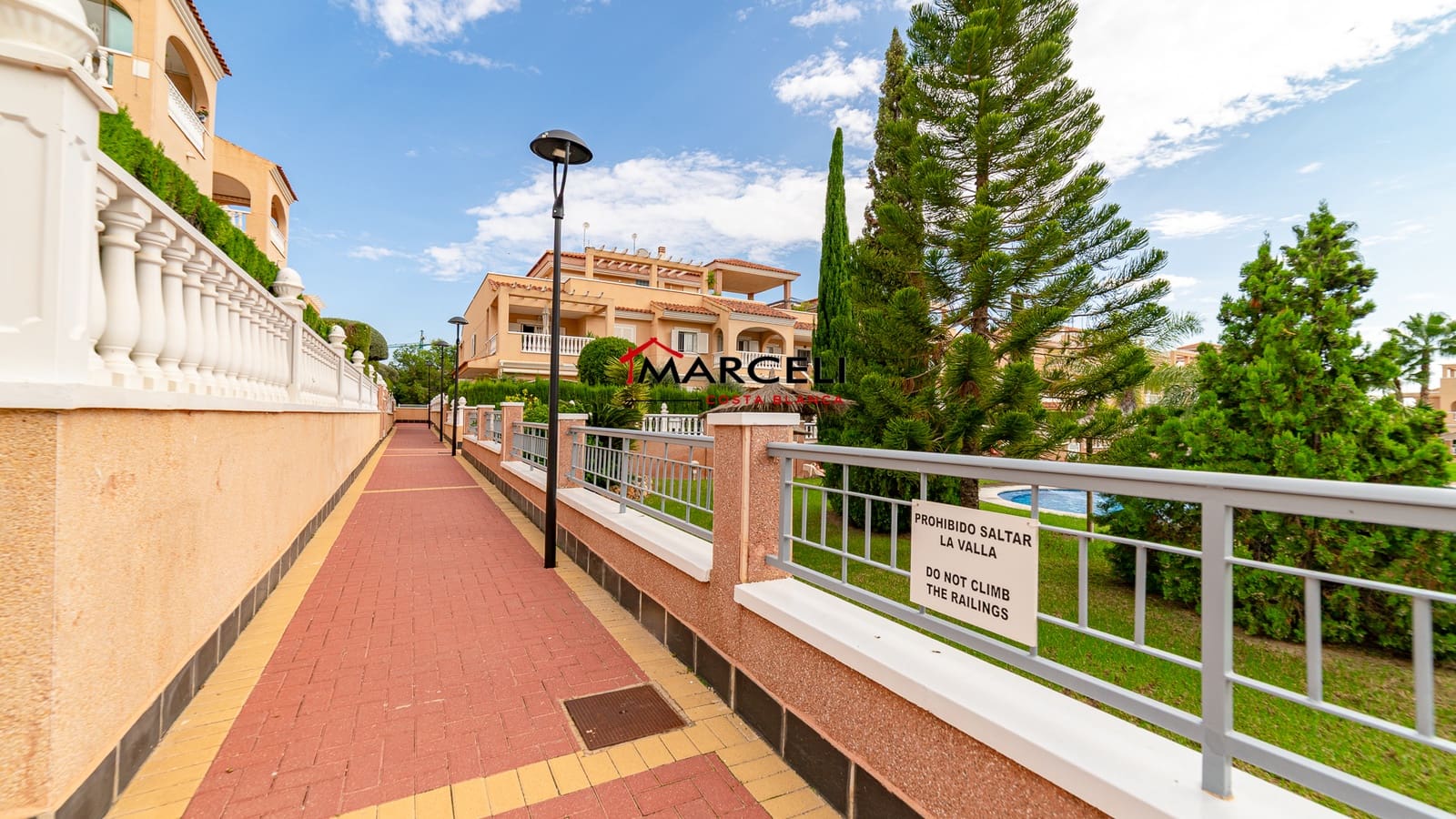 2 soverom Penthouse til salgs i Orihuela Costa med svømmebasseng - € 229 000 (Ref: 9709175)