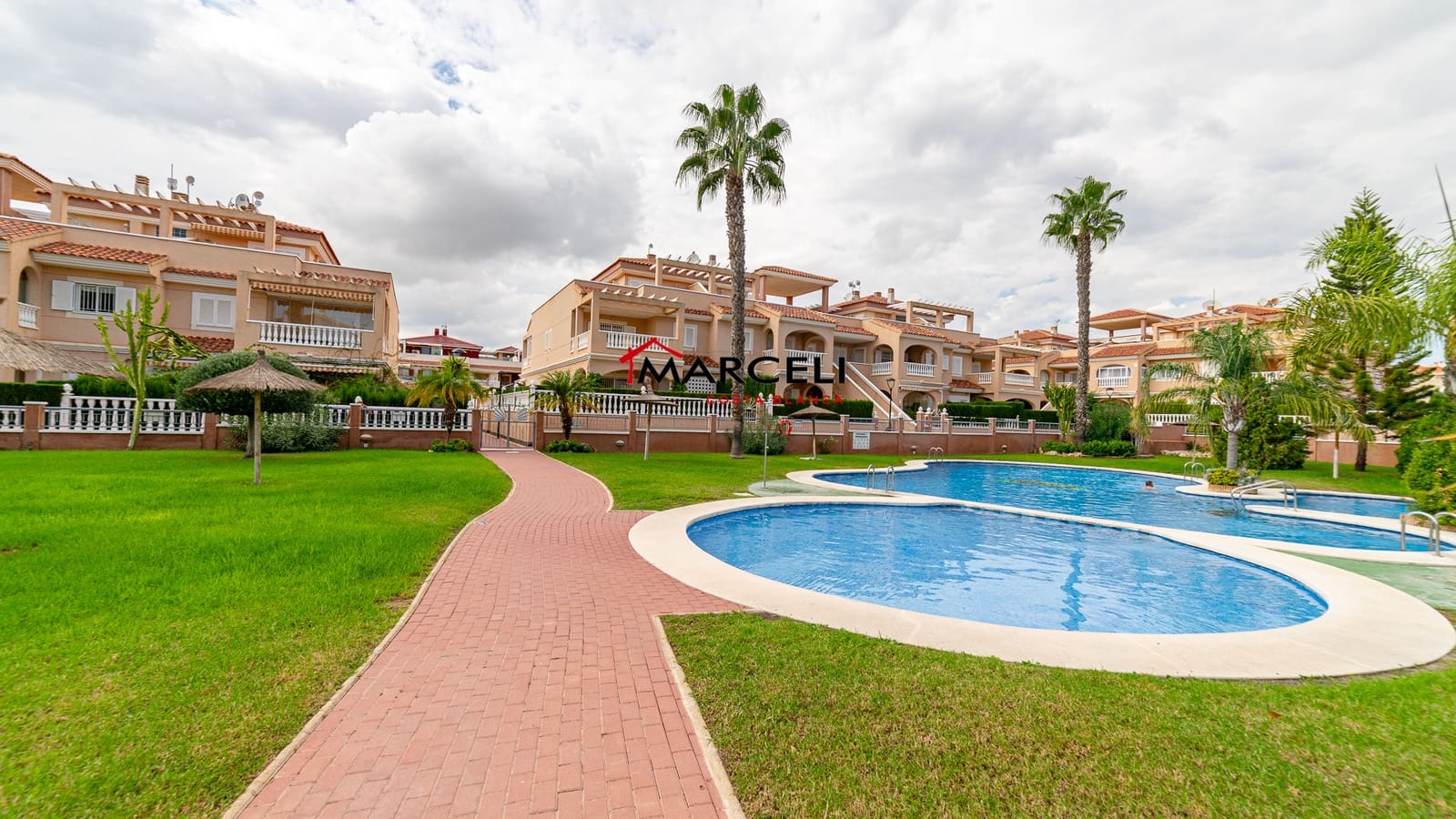 2 soverom Penthouse til salgs i Orihuela Costa med svømmebasseng - € 229 000 (Ref: 9709175)