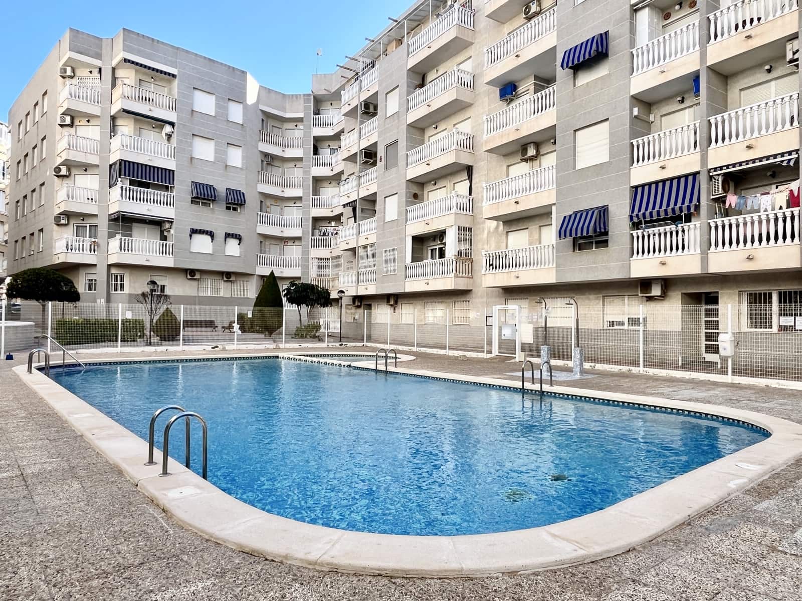1 quarto Penthouse para venda em Torrevieja com piscina - 115 000 € (Ref: 9713621)