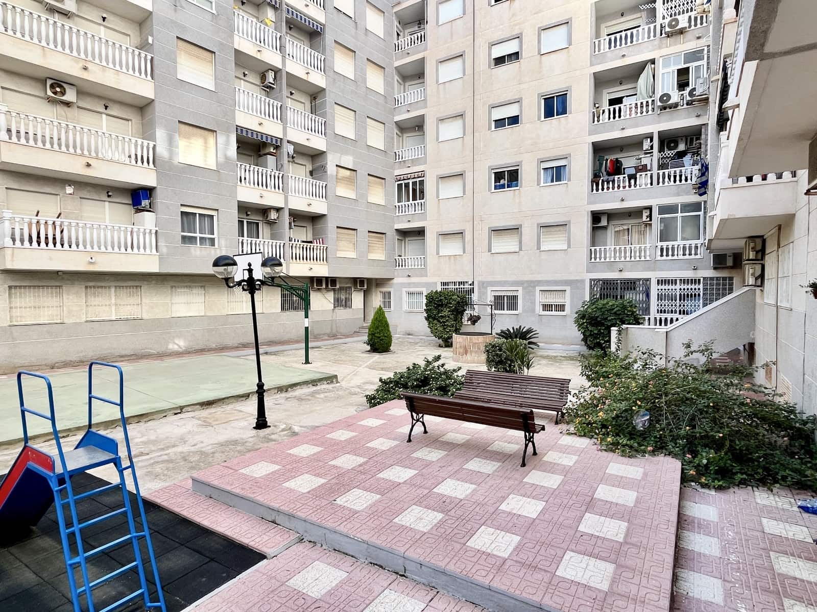 1 quarto Penthouse para venda em Torrevieja com piscina - 115 000 € (Ref: 9713621)