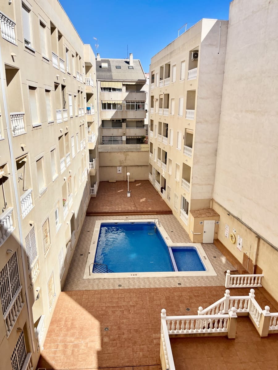 1 bedroom Flat for sale in Torrevieja with pool garage - € 125,000 (Ref: 9733869)
