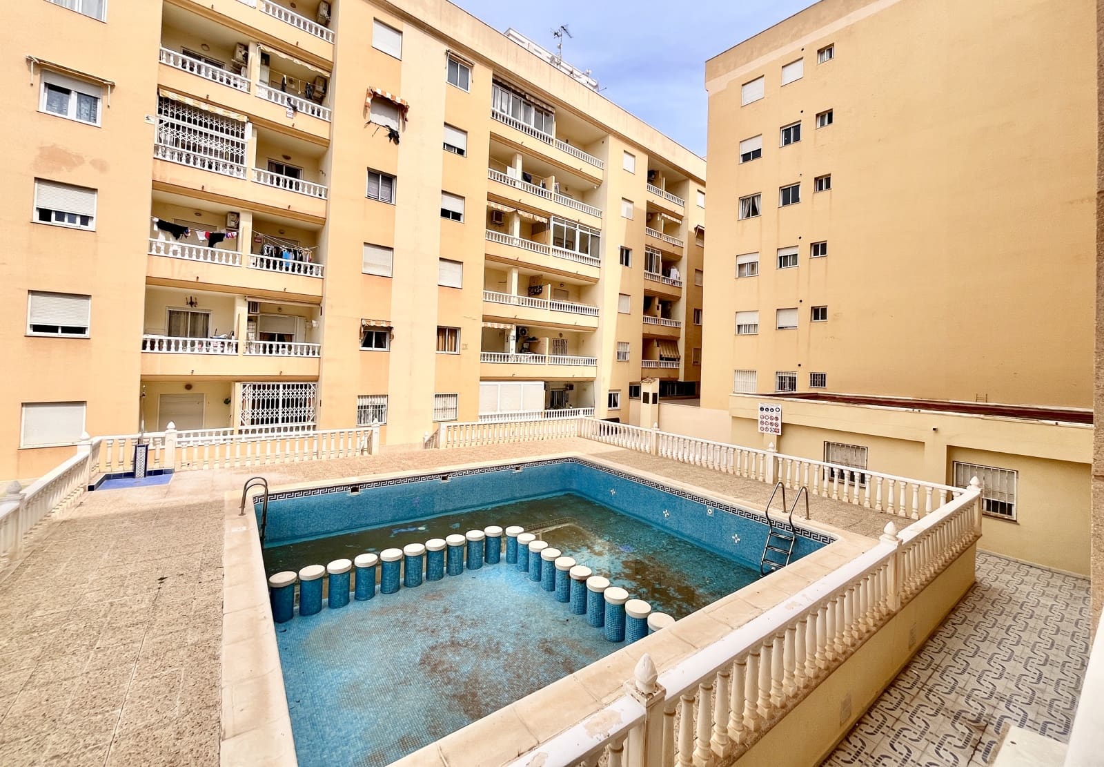 1 soverom Leilighet til salgs i Torrevieja med svømmebasseng - € 105 000 (Ref: 9750965)