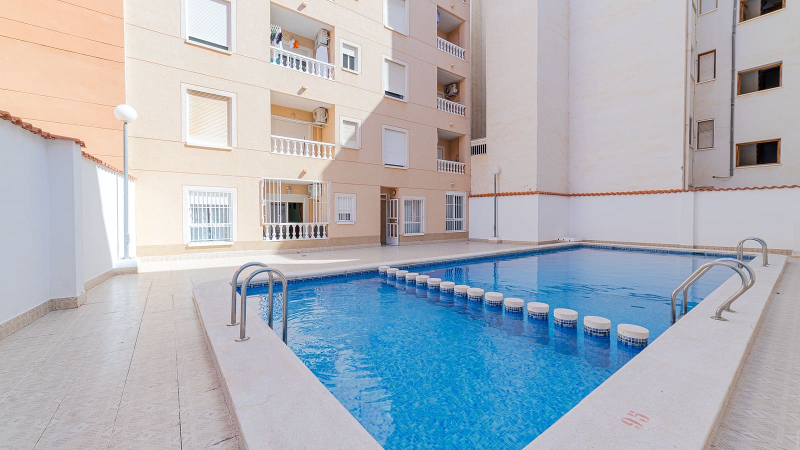 2 soverom Leilighet til salgs i Torrevieja med svømmebasseng - € 125 000 (Ref: 9758104)